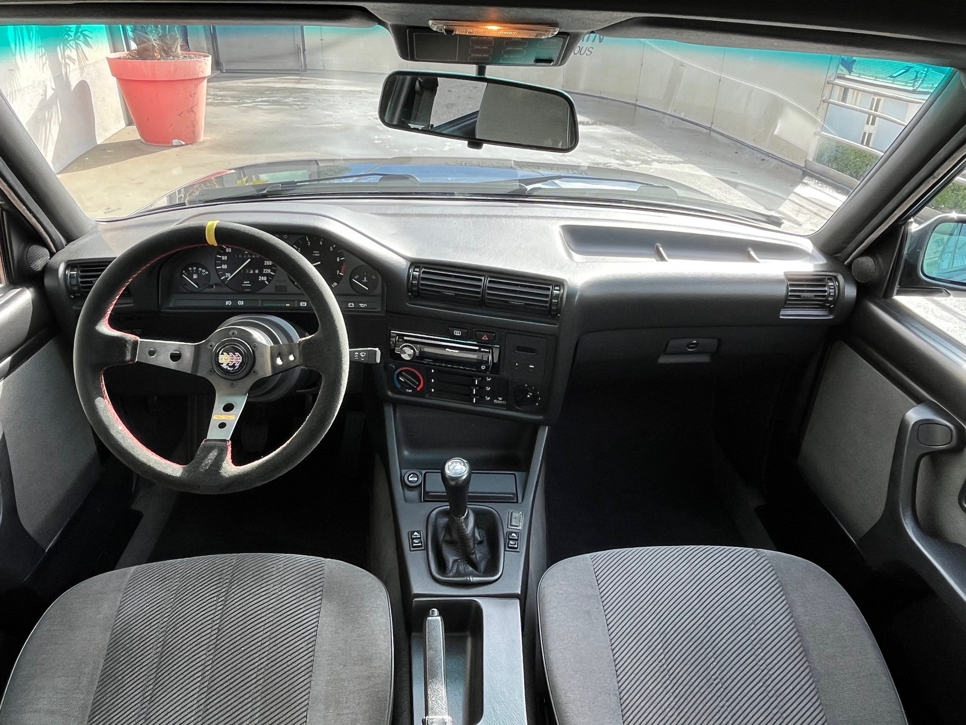 BMW 320i Edition-image-14