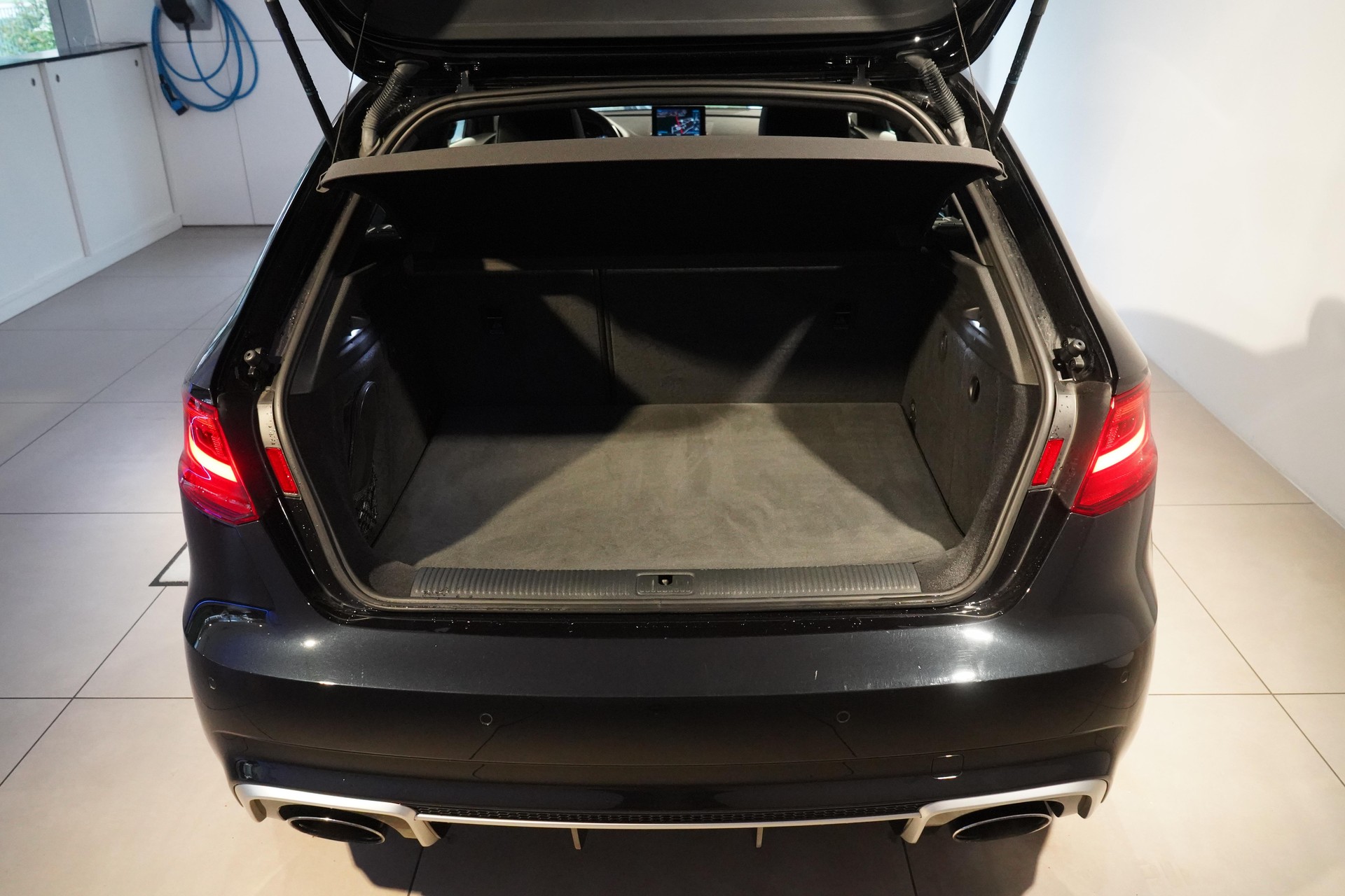 AUDI RS3 Sportback 2.5 T FSI quattro S-Tronic-image-4