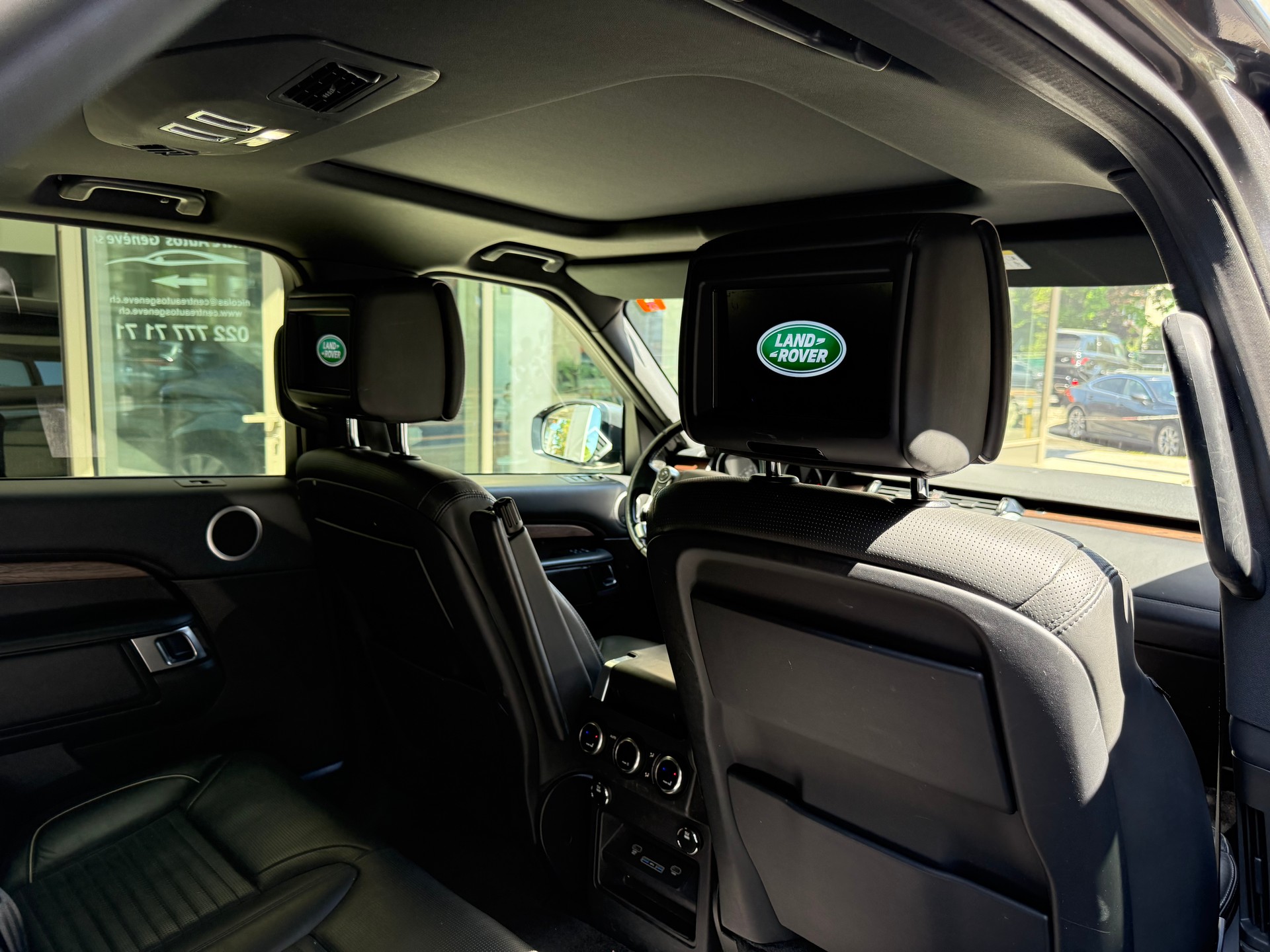 LAND ROVER Discovery 3.0 SDV6 SE Automatic-image-9