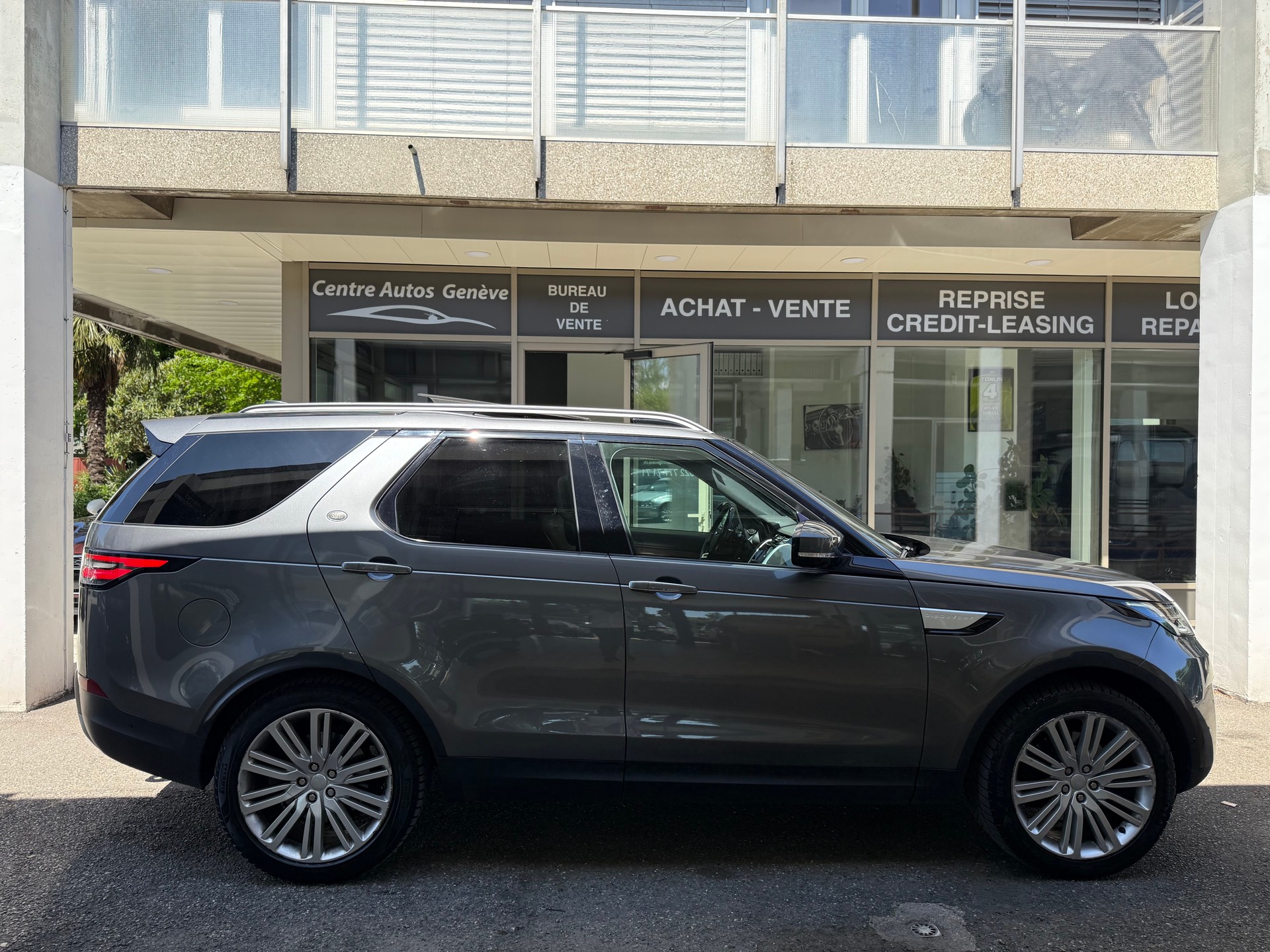 LAND ROVER Discovery 3.0 SDV6 SE Automatic-image-5