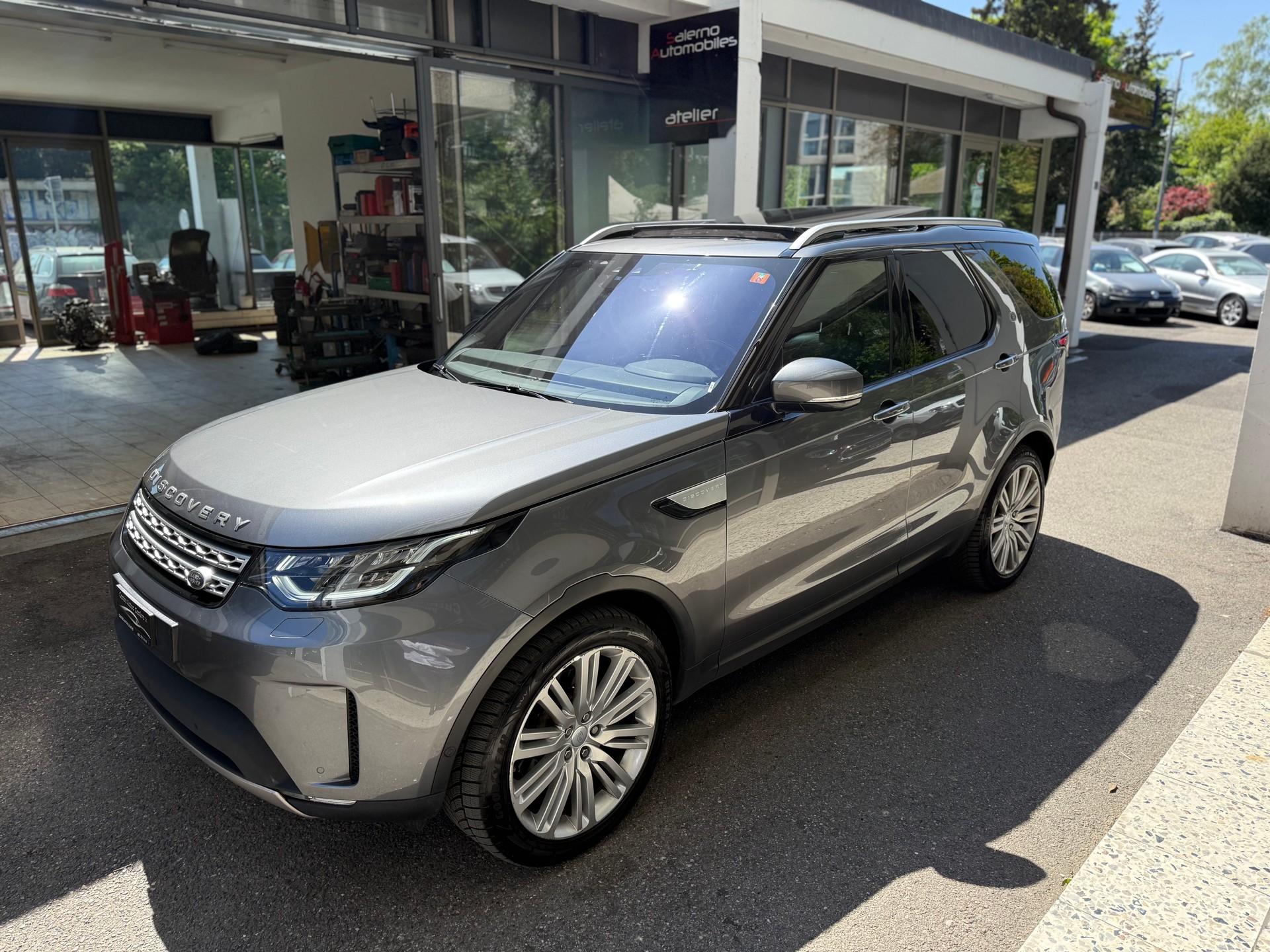 LAND ROVER Discovery 3.0 SDV6 SE Automatic-image-2