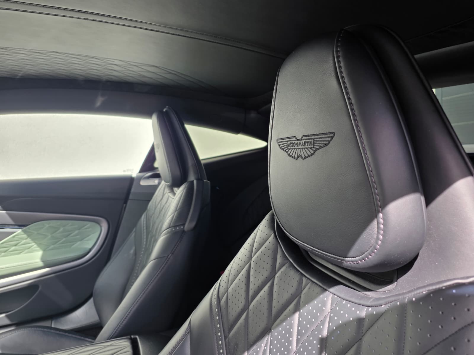 ASTON MARTIN DB12 Coupé-image-10