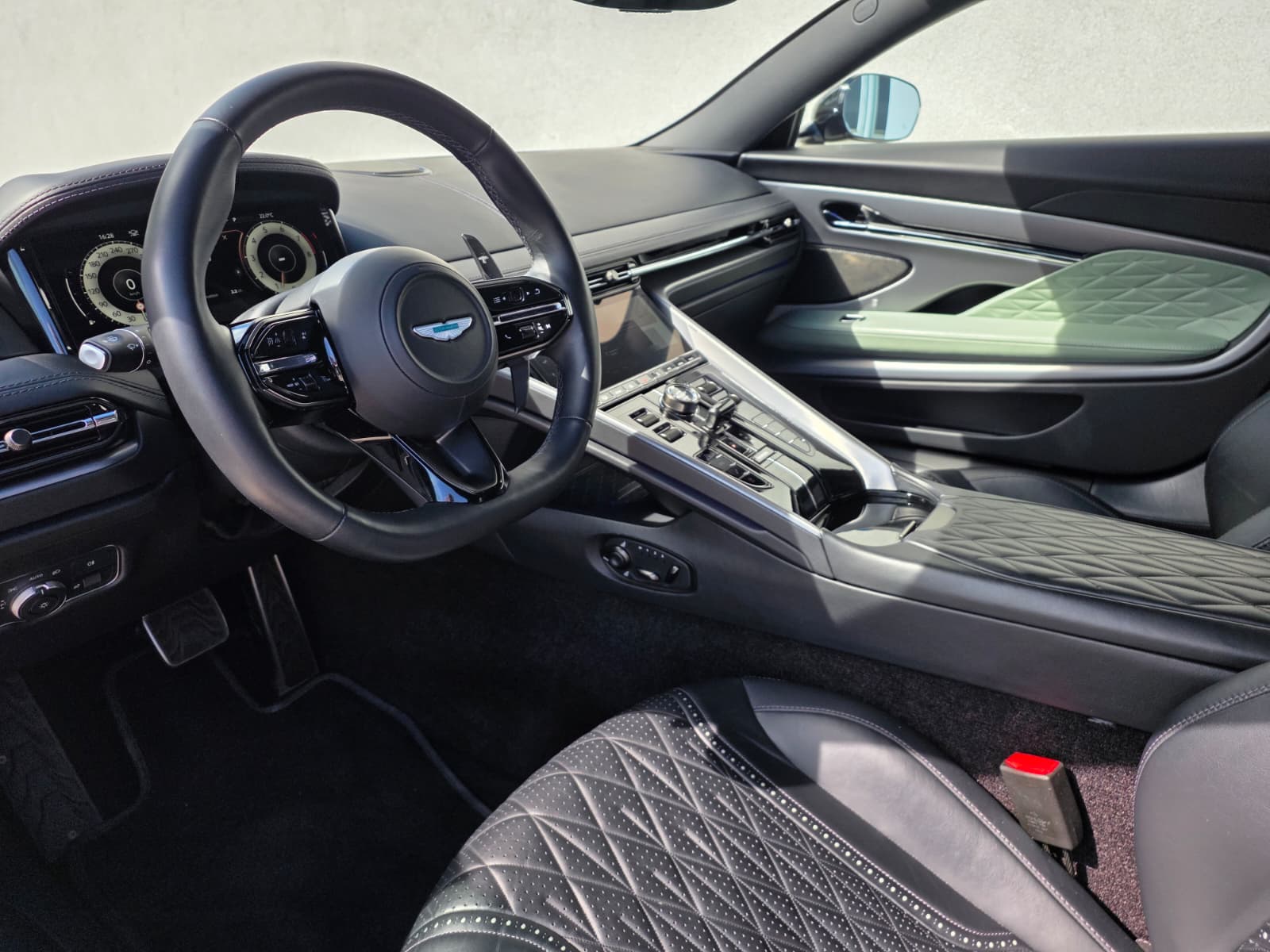 ASTON MARTIN DB12 Coupé-image-5