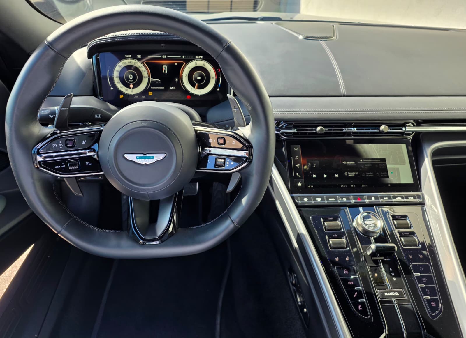 ASTON MARTIN DB12 Coupé-image-7