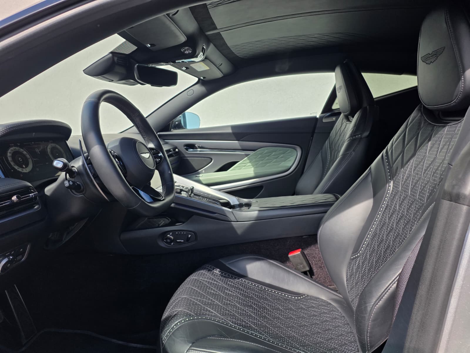 ASTON MARTIN DB12 Coupé-image-6