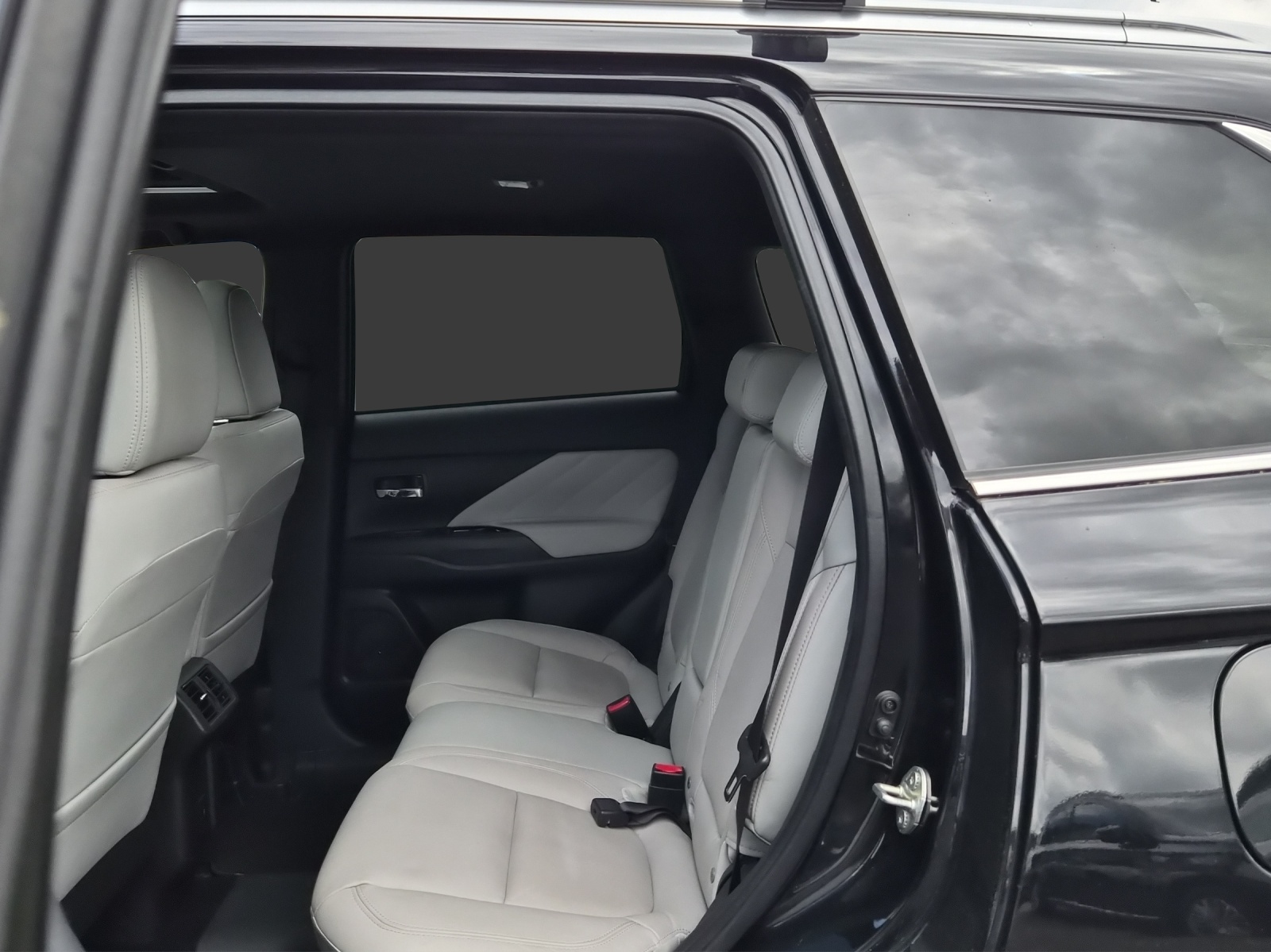 MITSUBISHI Outlander 2.4 PHEV Diamond 4WD Automatic-image-9