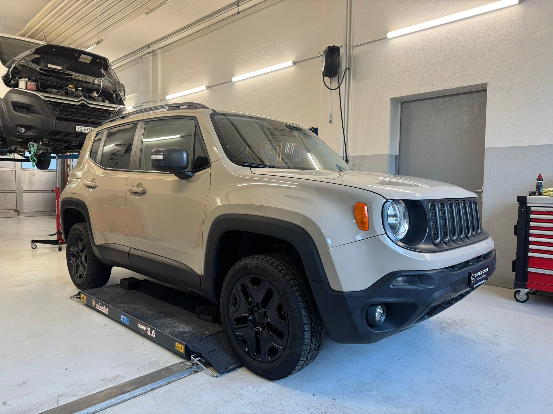 JEEP Renegade 2.0 CRD Trailhawk AWD + Low Range 9ATX-showroom-element-2