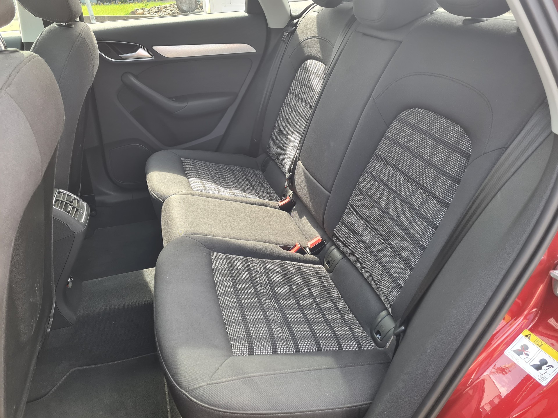 AUDI Q3 2.0 TDI quattro-image-9