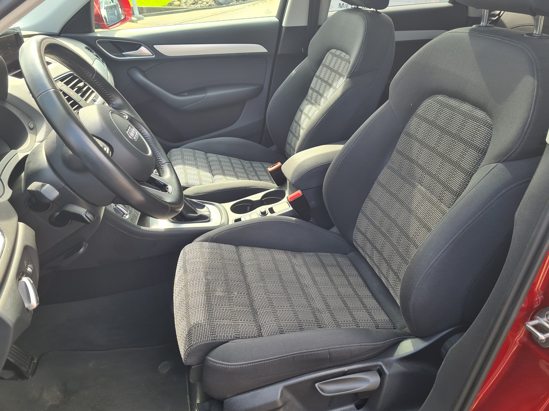 AUDI Q3 2.0 TDI quattro-image-8