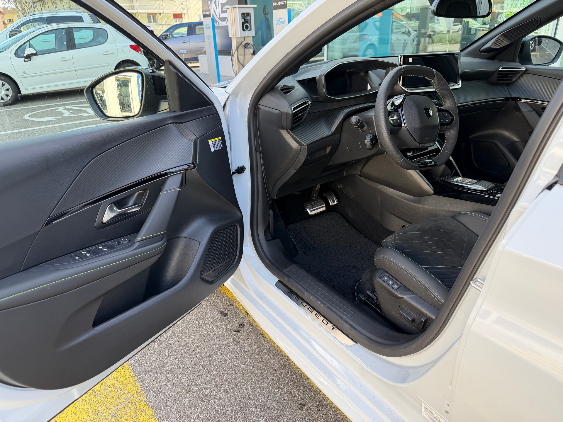 PEUGEOT 208 1.2 Hybrid 145 GT-image-8