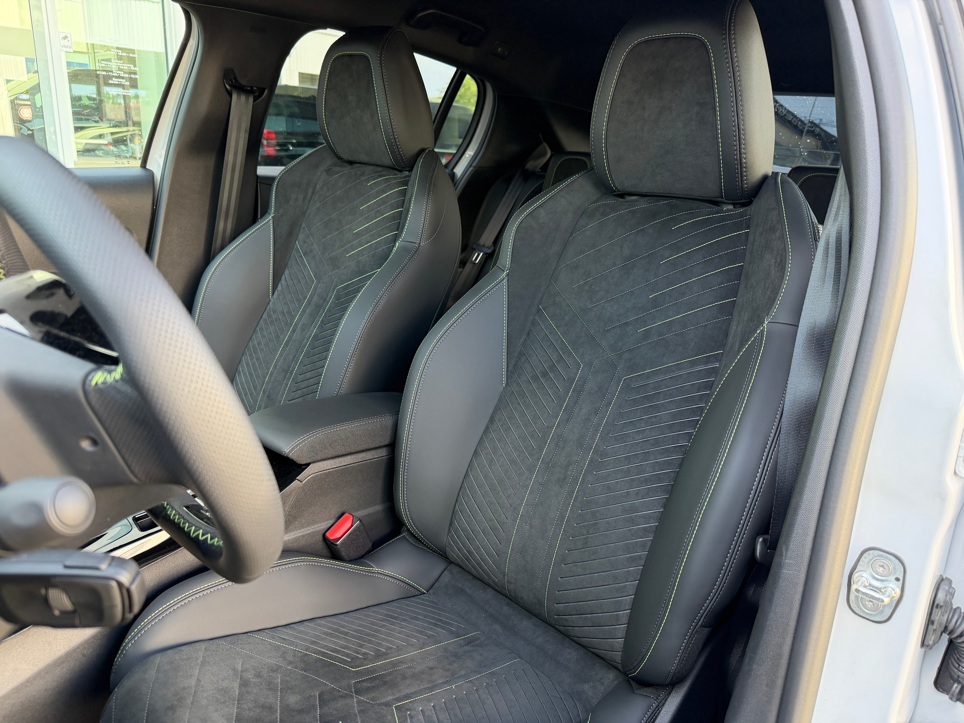 PEUGEOT 208 1.2 Hybrid 145 GT-image-9