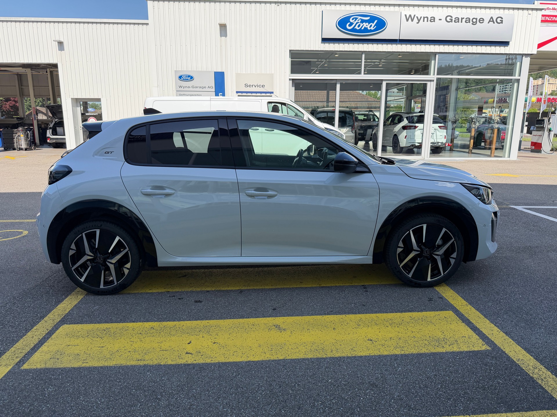 PEUGEOT 208 1.2 Hybrid 145 GT-image-4