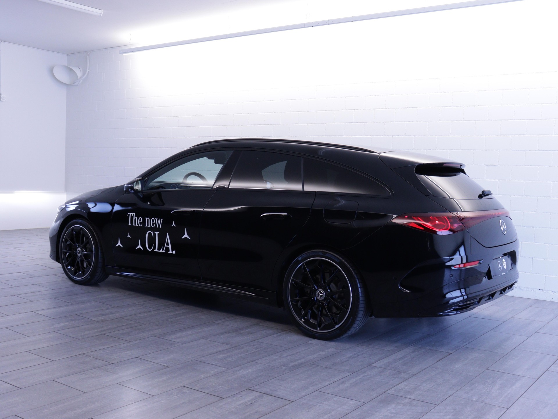 MERCEDES-BENZ CLA 220 4-Matic Shooting Brake-image-2