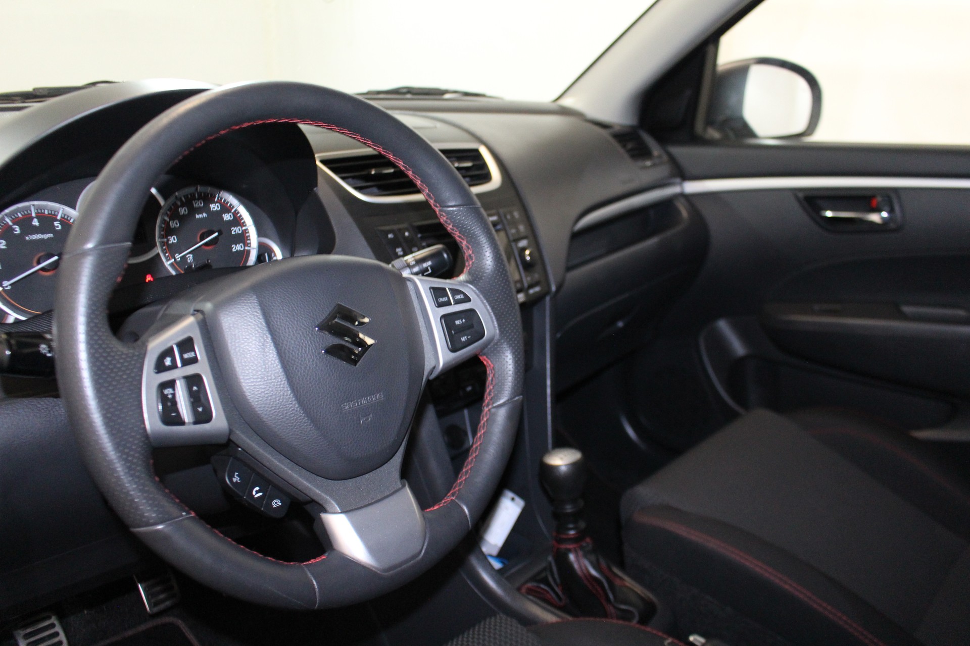 SUZUKI Swift 1.6 16V Sport-image-11