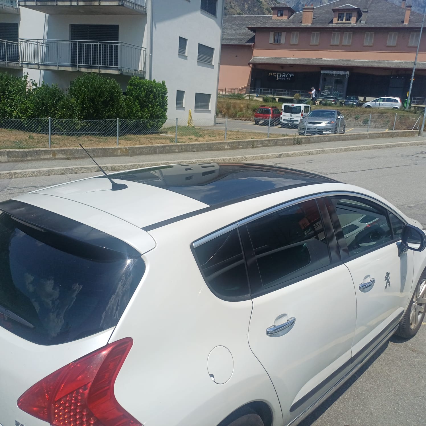 PEUGEOT 3008 HYbrid4 2.0 HDI EGS6-image-1