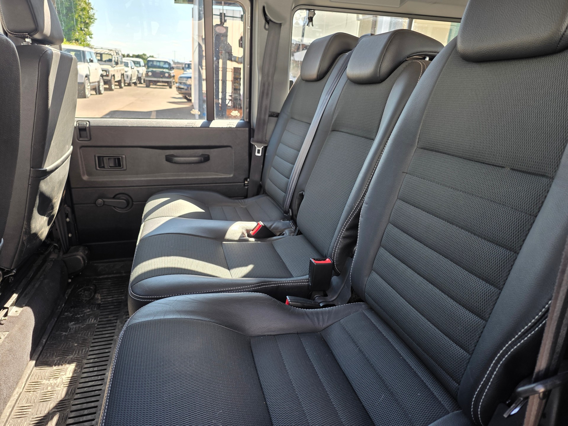 LAND ROVER Defender 110 SW 2.4Tdc-image-11