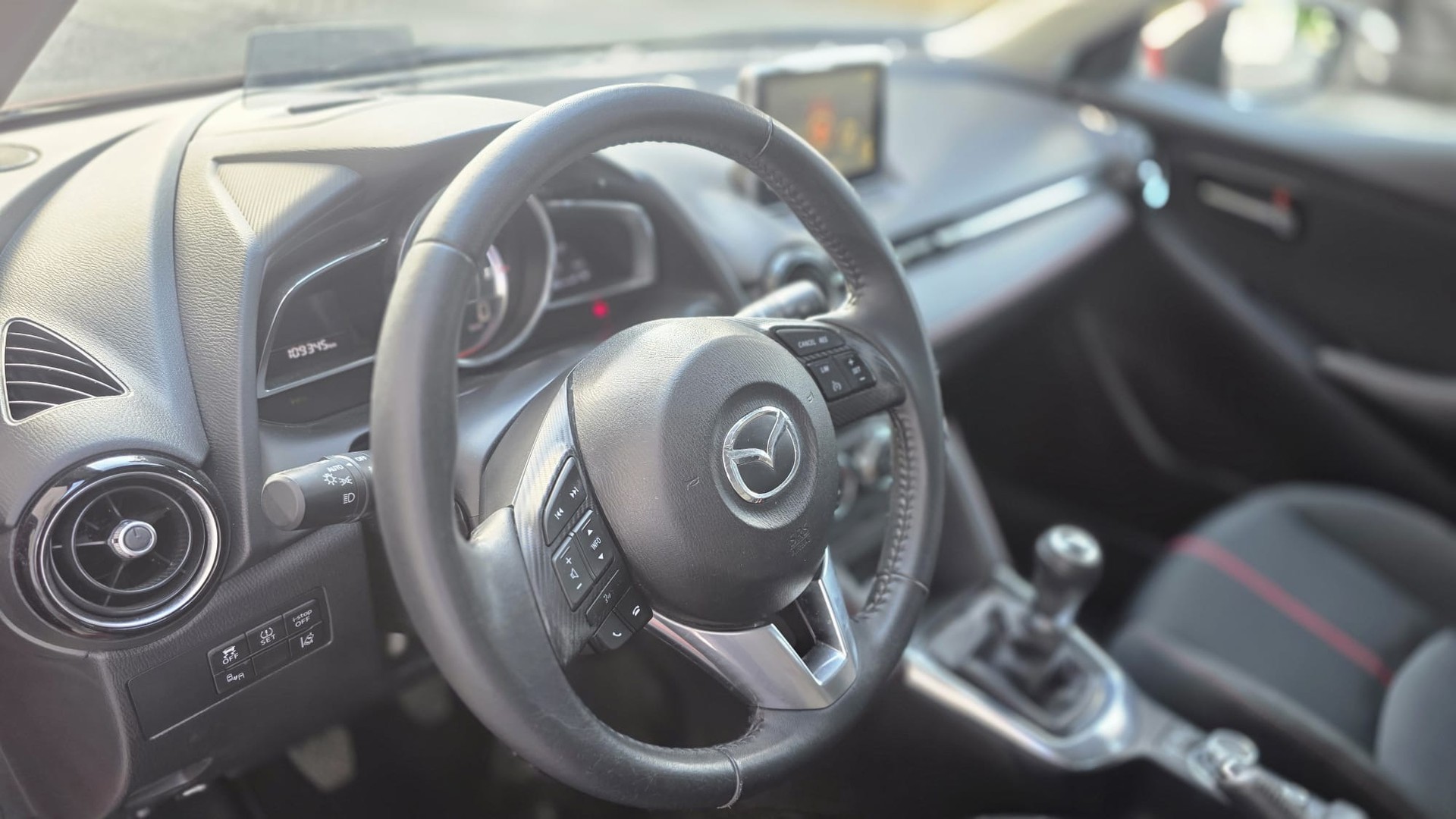MAZDA 2 1.5i 16V Skyactiv-G Revolution-image-10