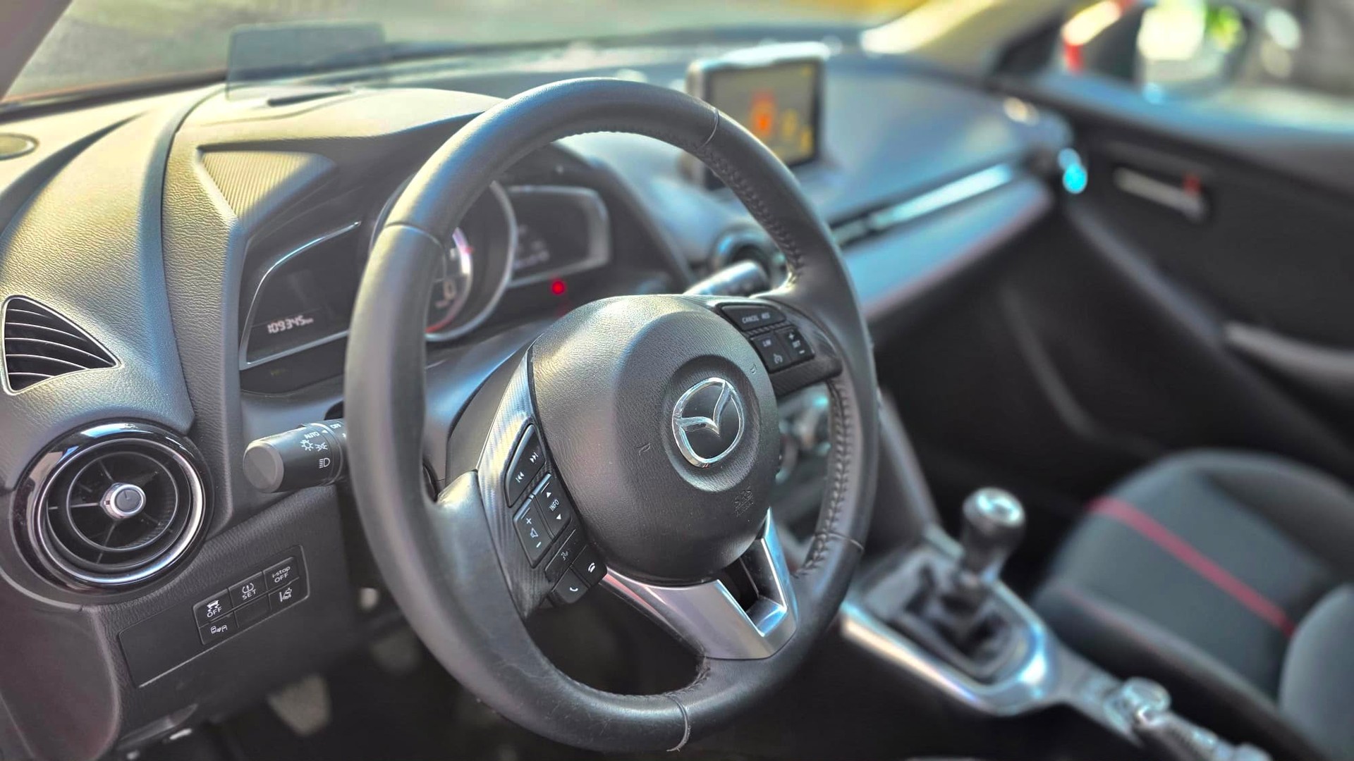 MAZDA 2 1.5i 16V Skyactiv-G Revolution-image-13