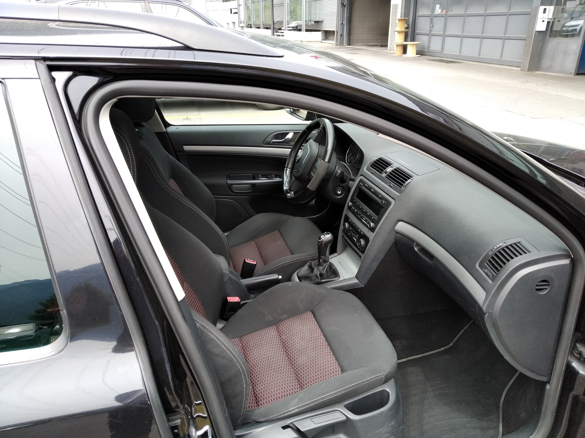 SKODA Octavia Combi 1.8 TSI Swiss Adventure 4x4-image-6