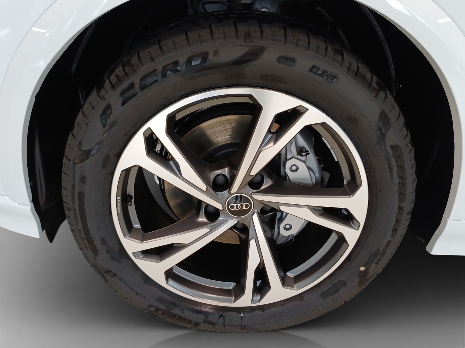 AUDI Q6 e-tron performance-image-12