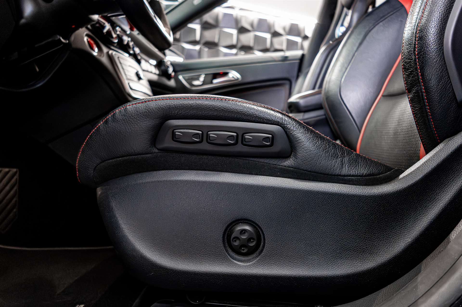MERCEDES-BENZ CLA 45 AMG 4Matic Speedshift-image-11