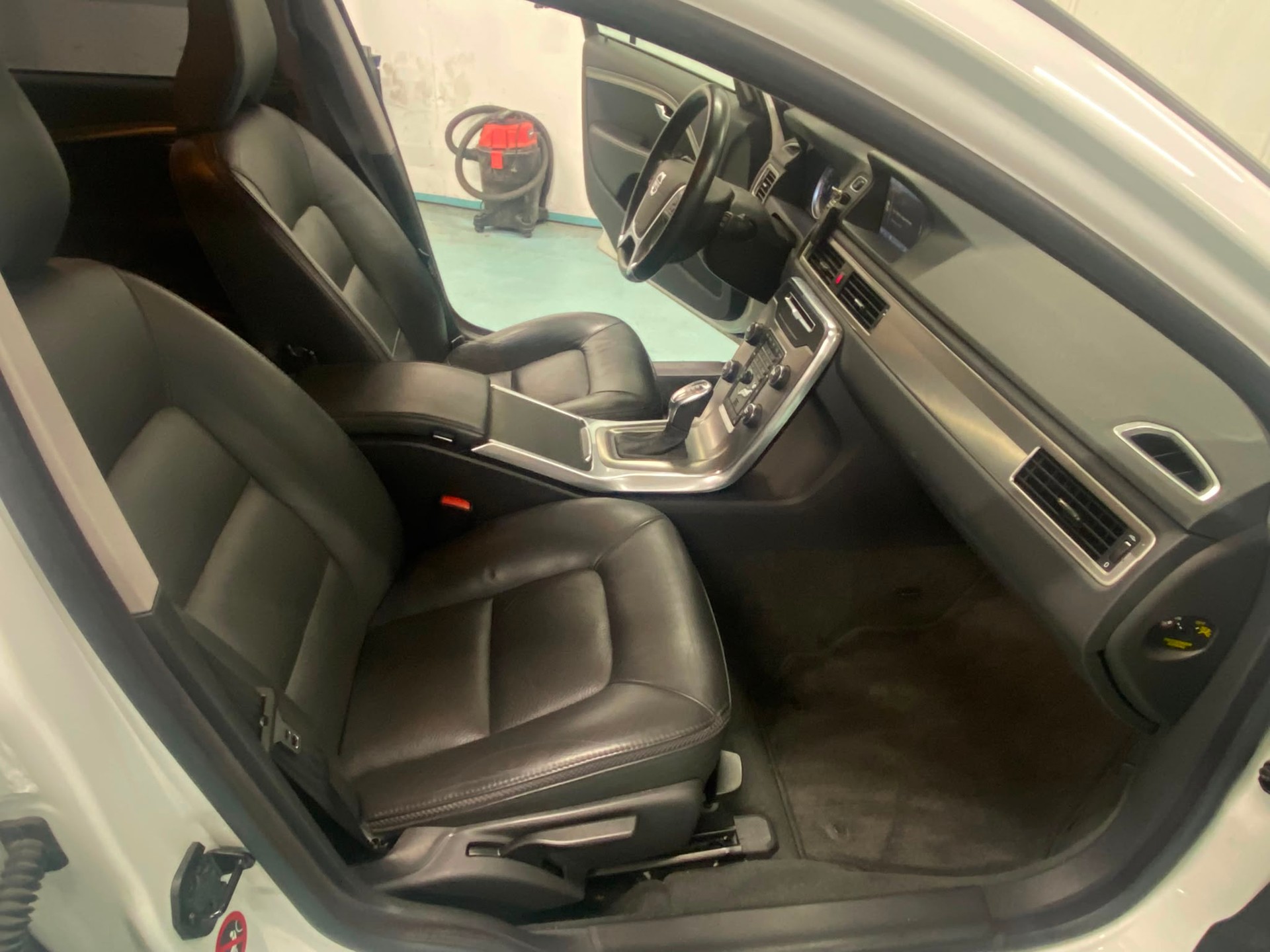 VOLVO XC70 D4 AWD Husky Edition Geartronic-image-4