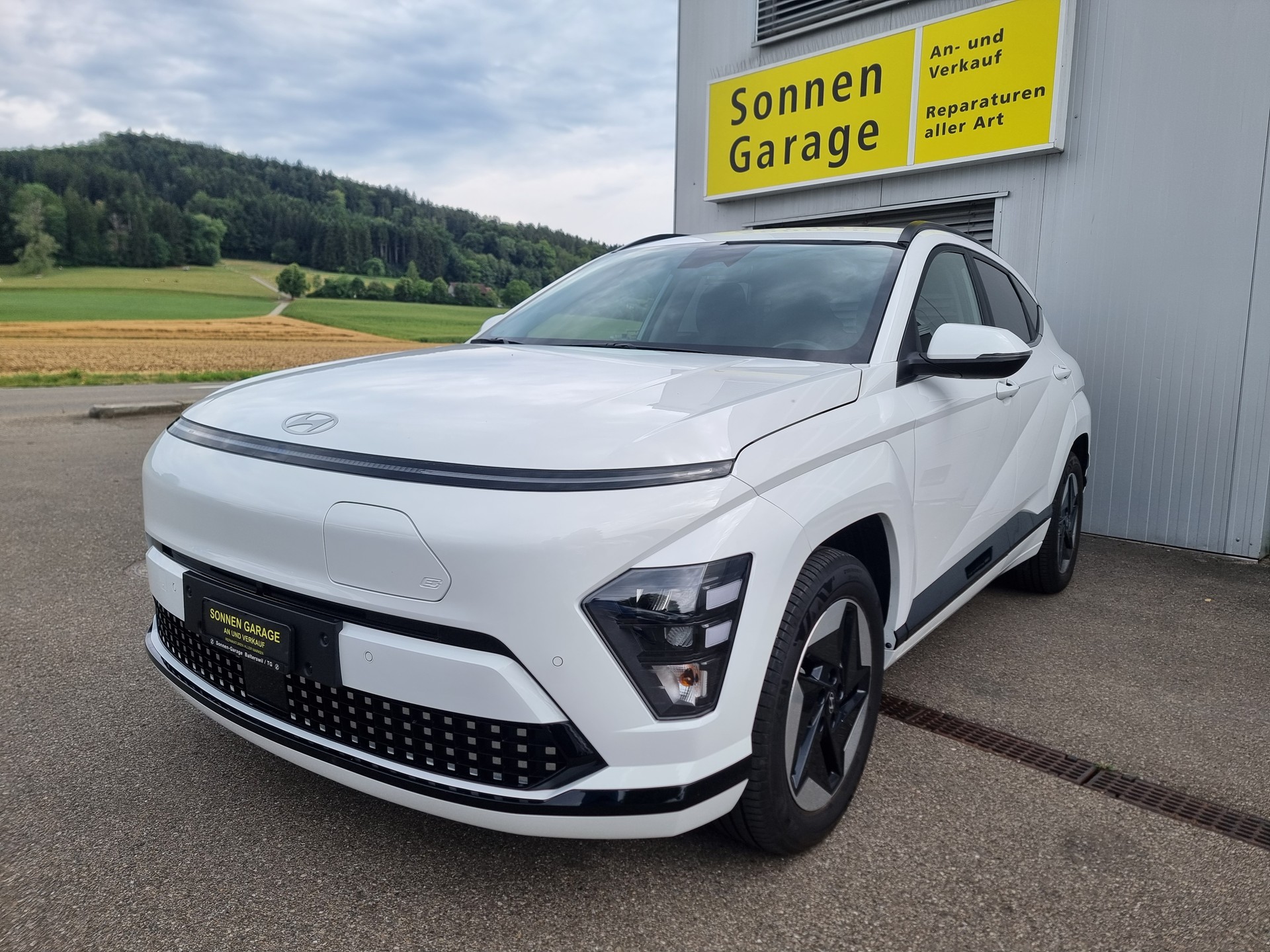 HYUNDAI Kona EV 65.4 kWh Amplia-image-2