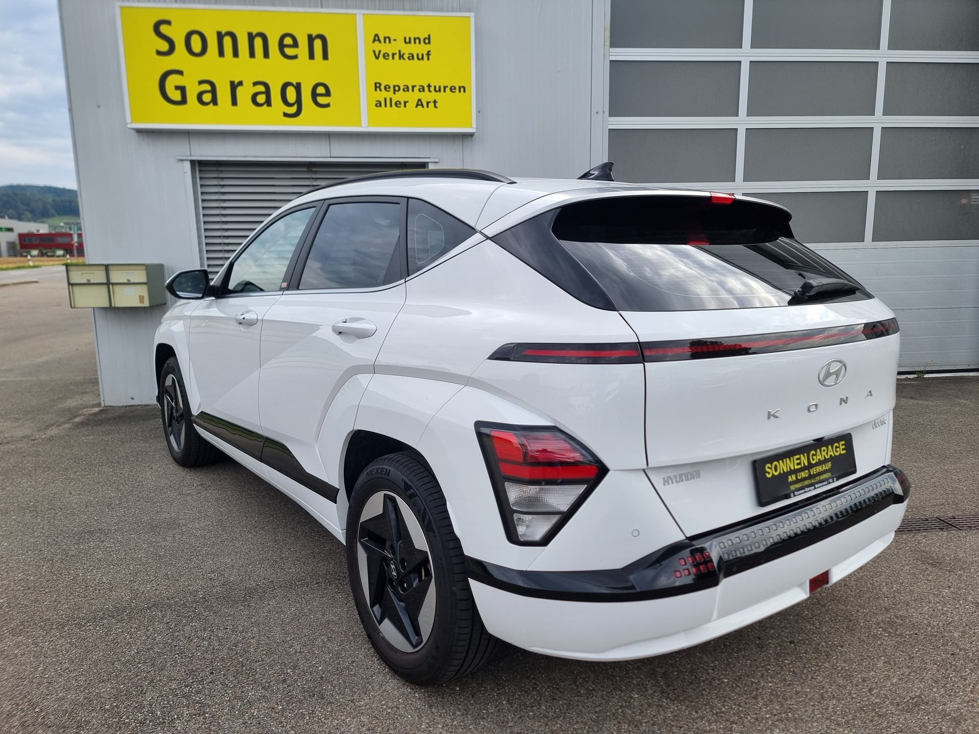 HYUNDAI Kona EV 65.4 kWh Amplia-image-11