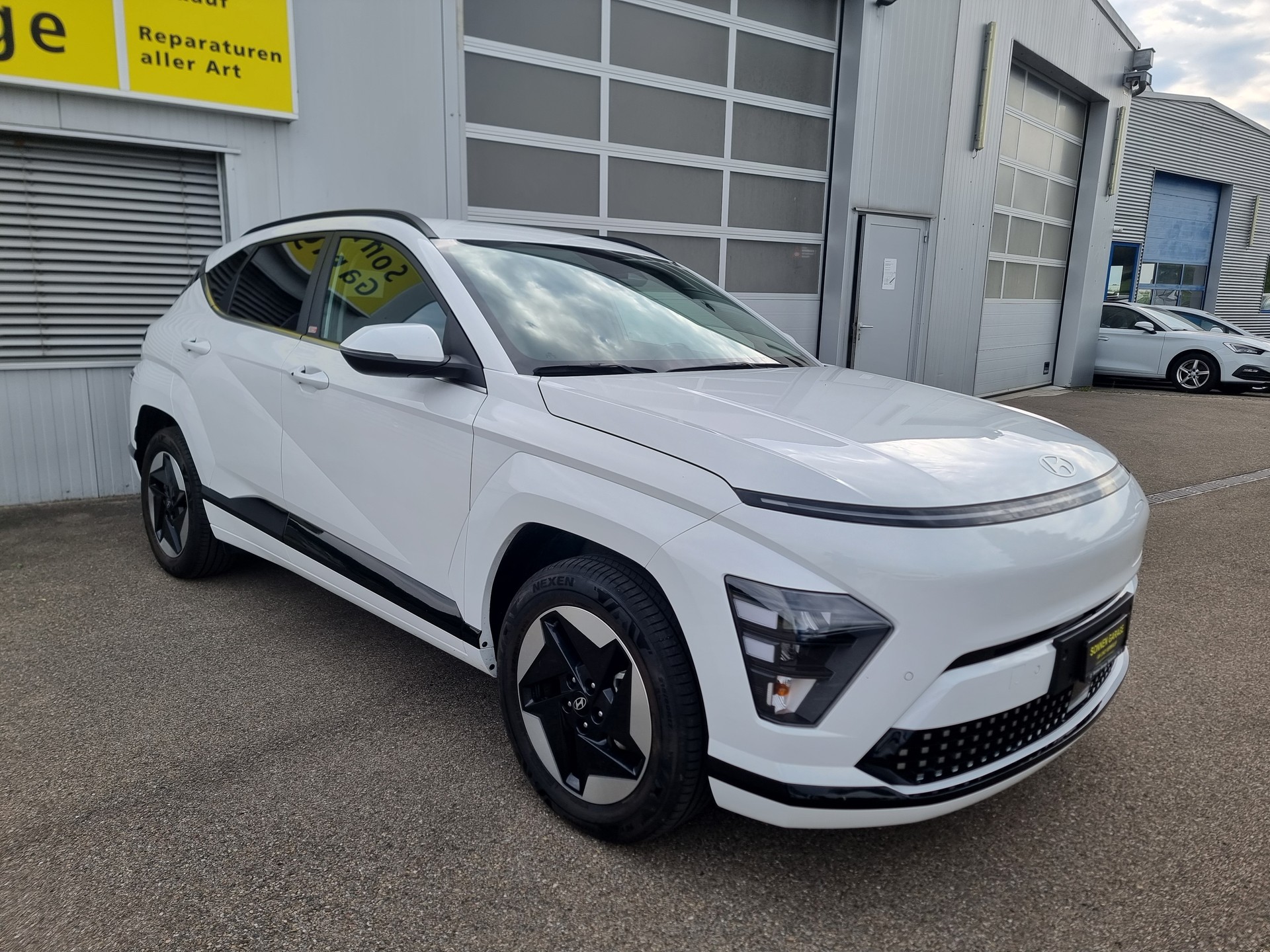 HYUNDAI Kona EV 65.4 kWh Amplia-image-0