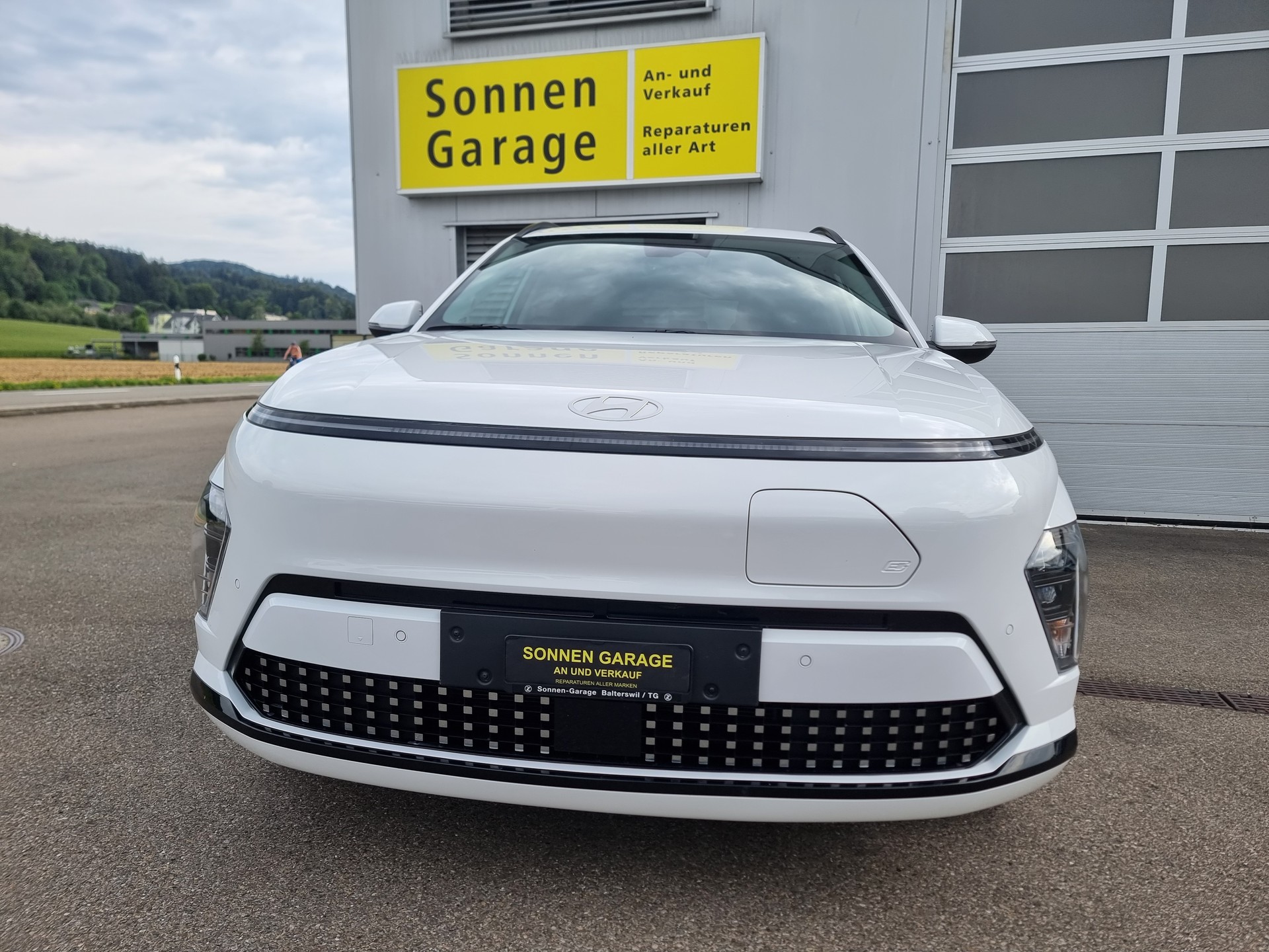 HYUNDAI Kona EV 65.4 kWh Amplia-image-1