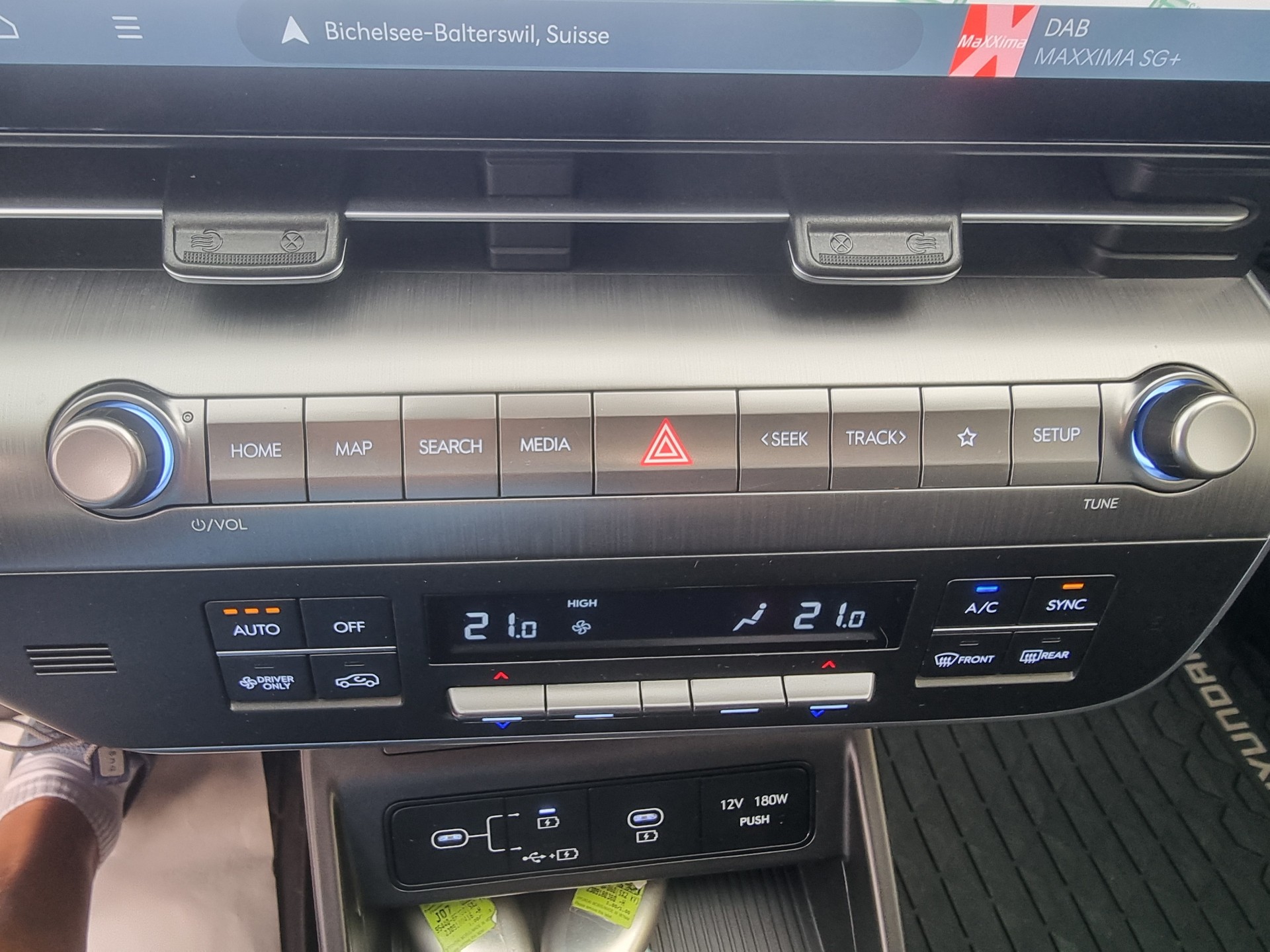 HYUNDAI Kona EV 65.4 kWh Amplia-image-5