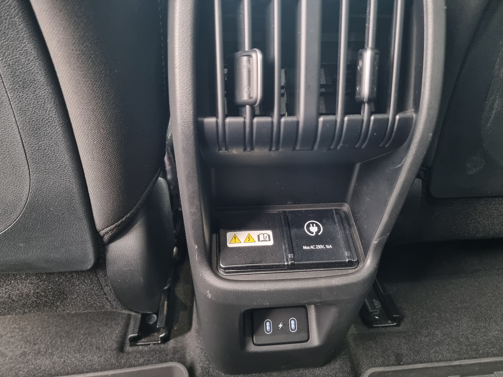 HYUNDAI Kona EV 65.4 kWh Amplia-image-7