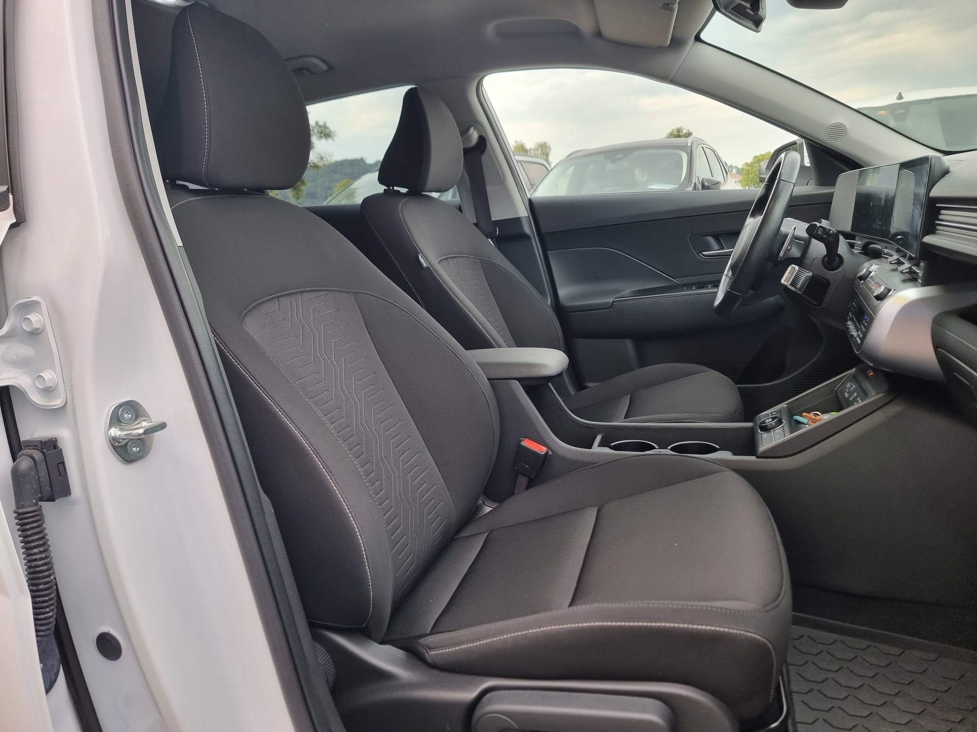 HYUNDAI Kona EV 65.4 kWh Amplia-image-9