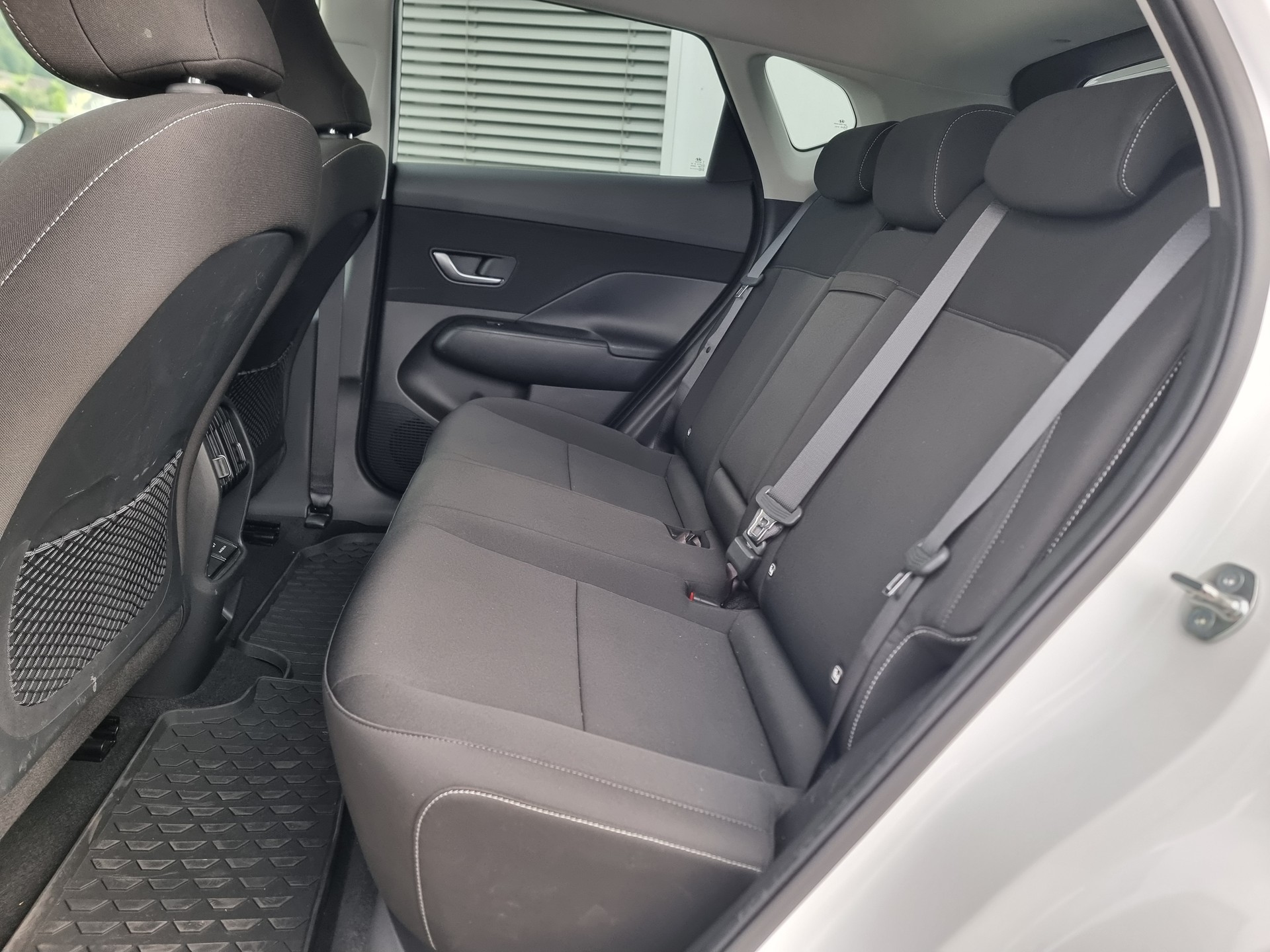 HYUNDAI Kona EV 65.4 kWh Amplia-image-10