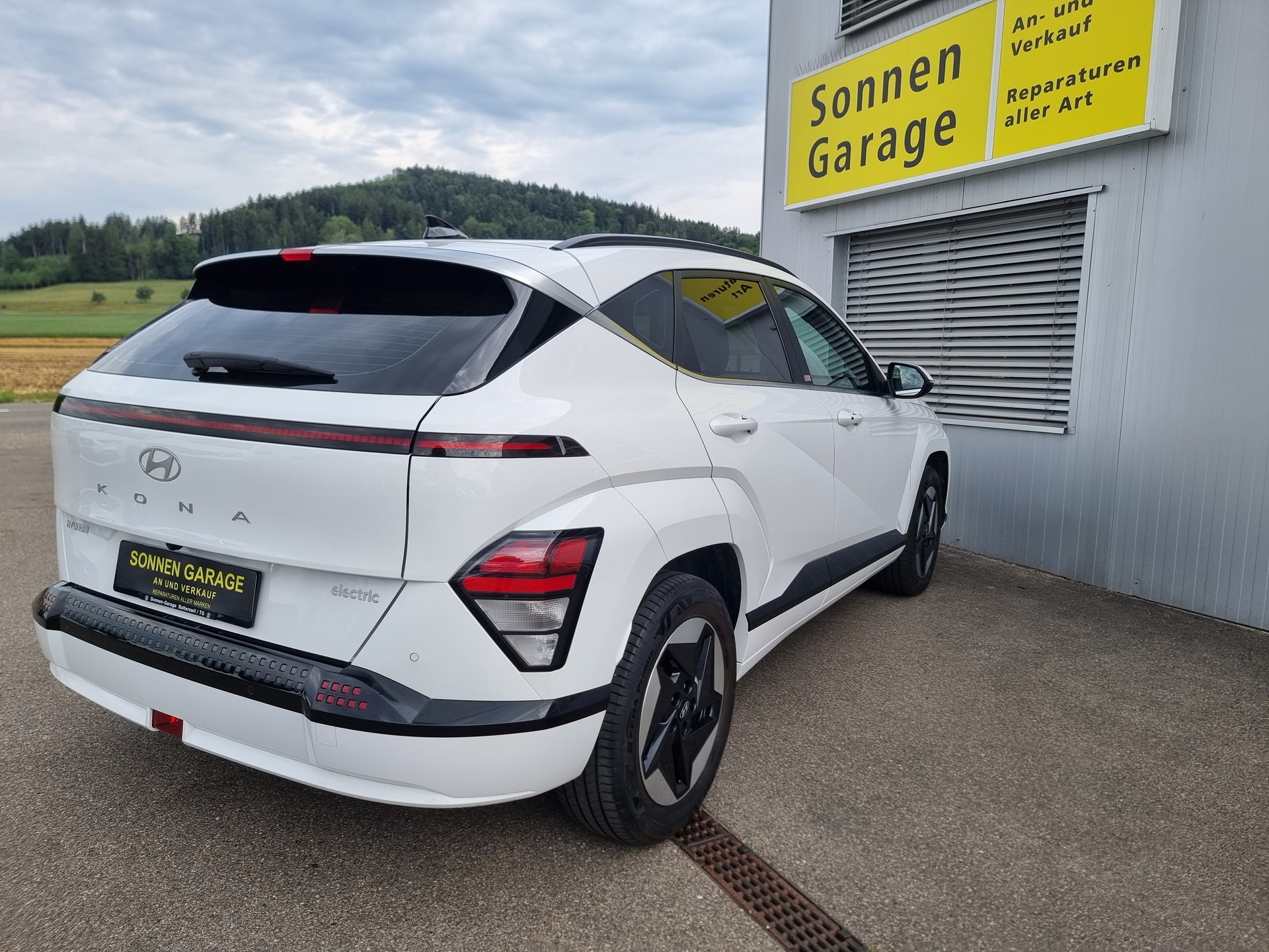 HYUNDAI Kona EV 65.4 kWh Amplia-image-12