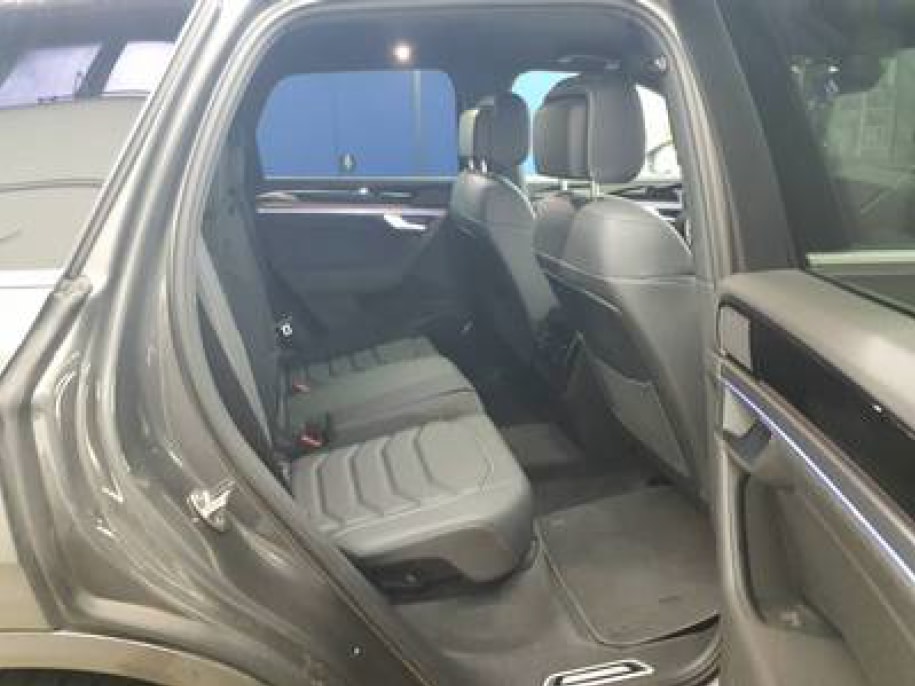 VW Touareg 3.0 TDI R-Line Tiptronic-image-3