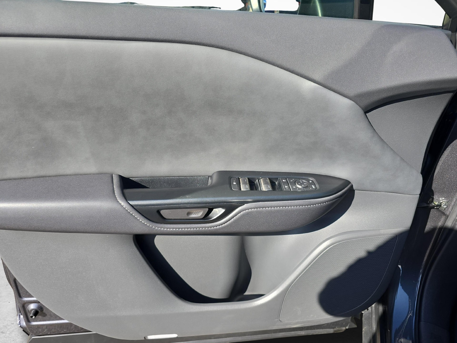 LEXUS RZ 450e Comfort-image-18