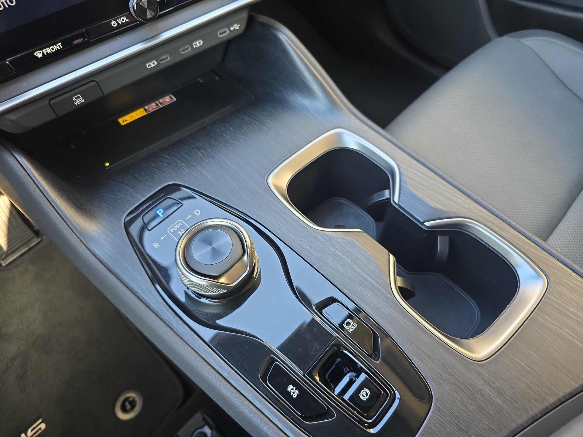 LEXUS RZ 450e Comfort-image-16