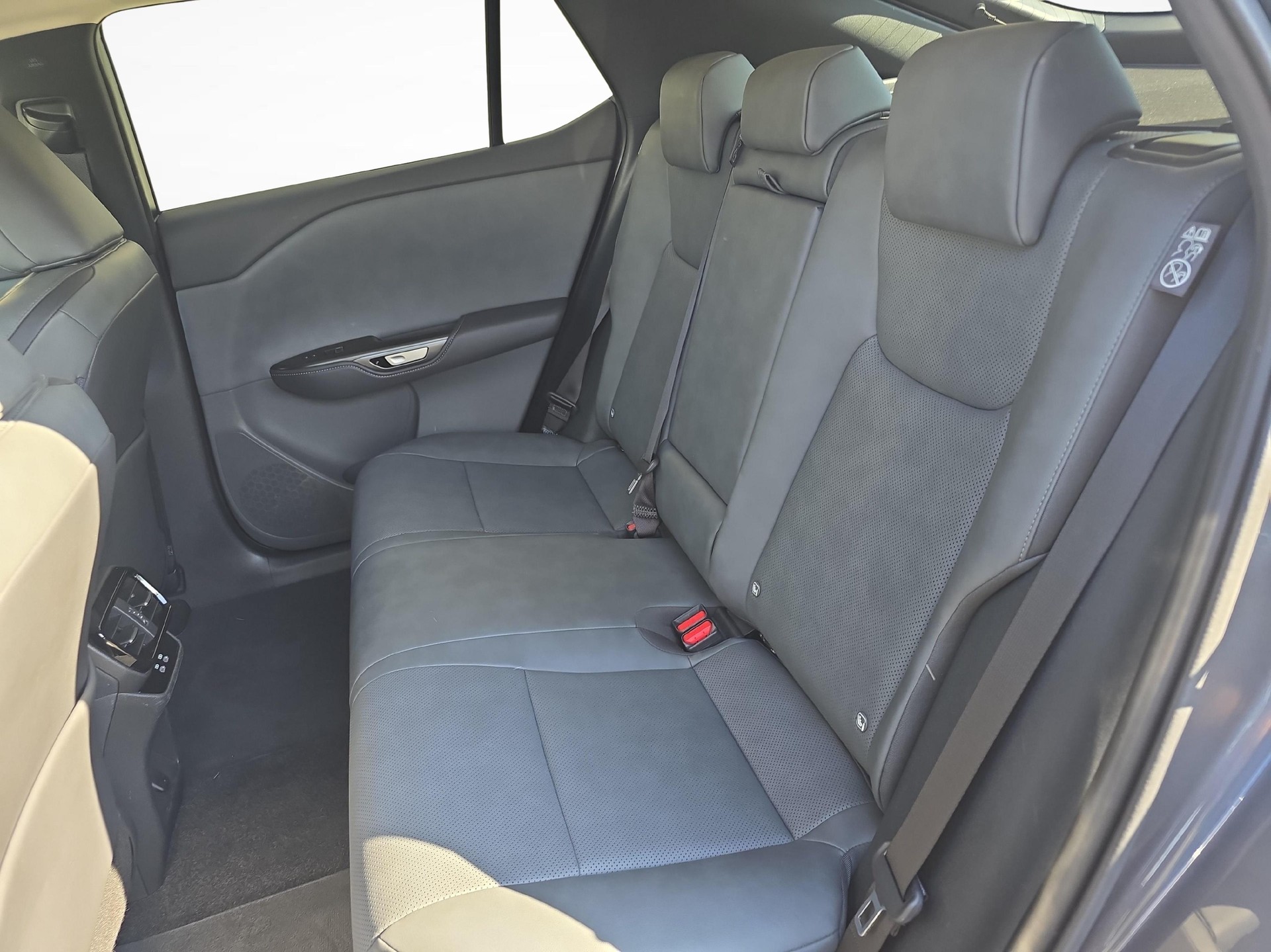 LEXUS RZ 450e Comfort-image-11