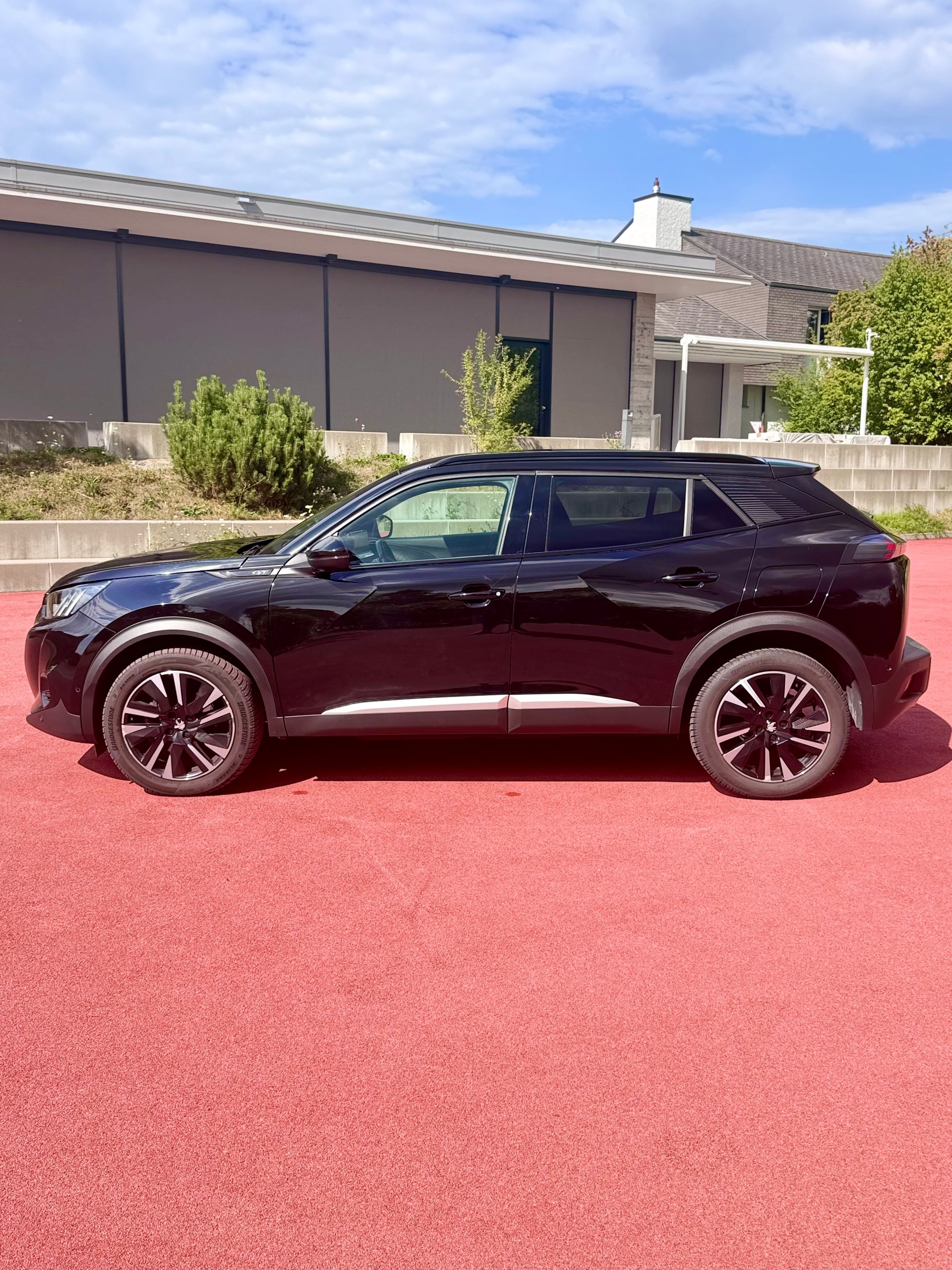 PEUGEOT 2008 1.2 PureTech GT EAT8-image-8