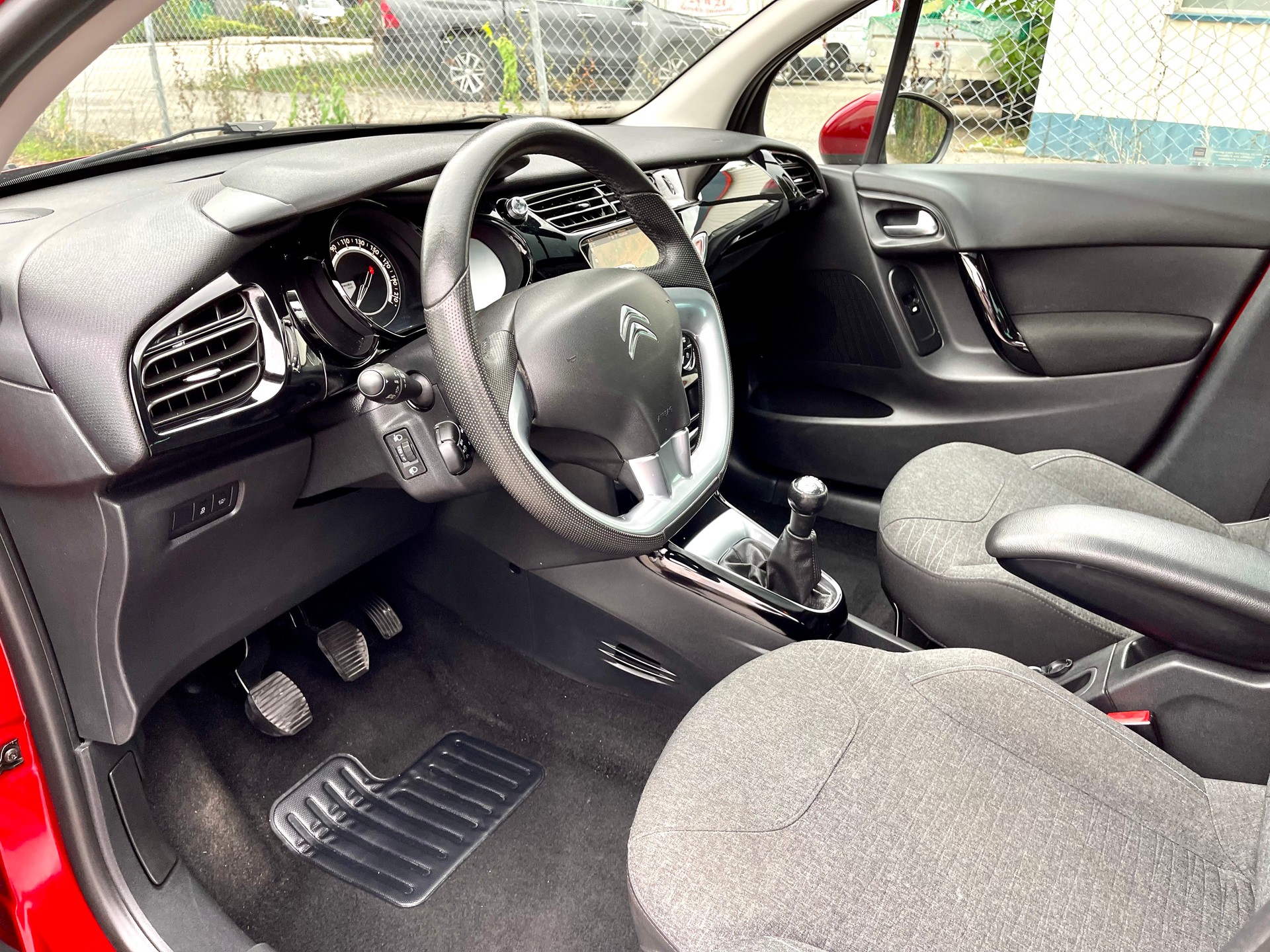 CITROEN C3 1.2i PureTech Exclusive-image-23