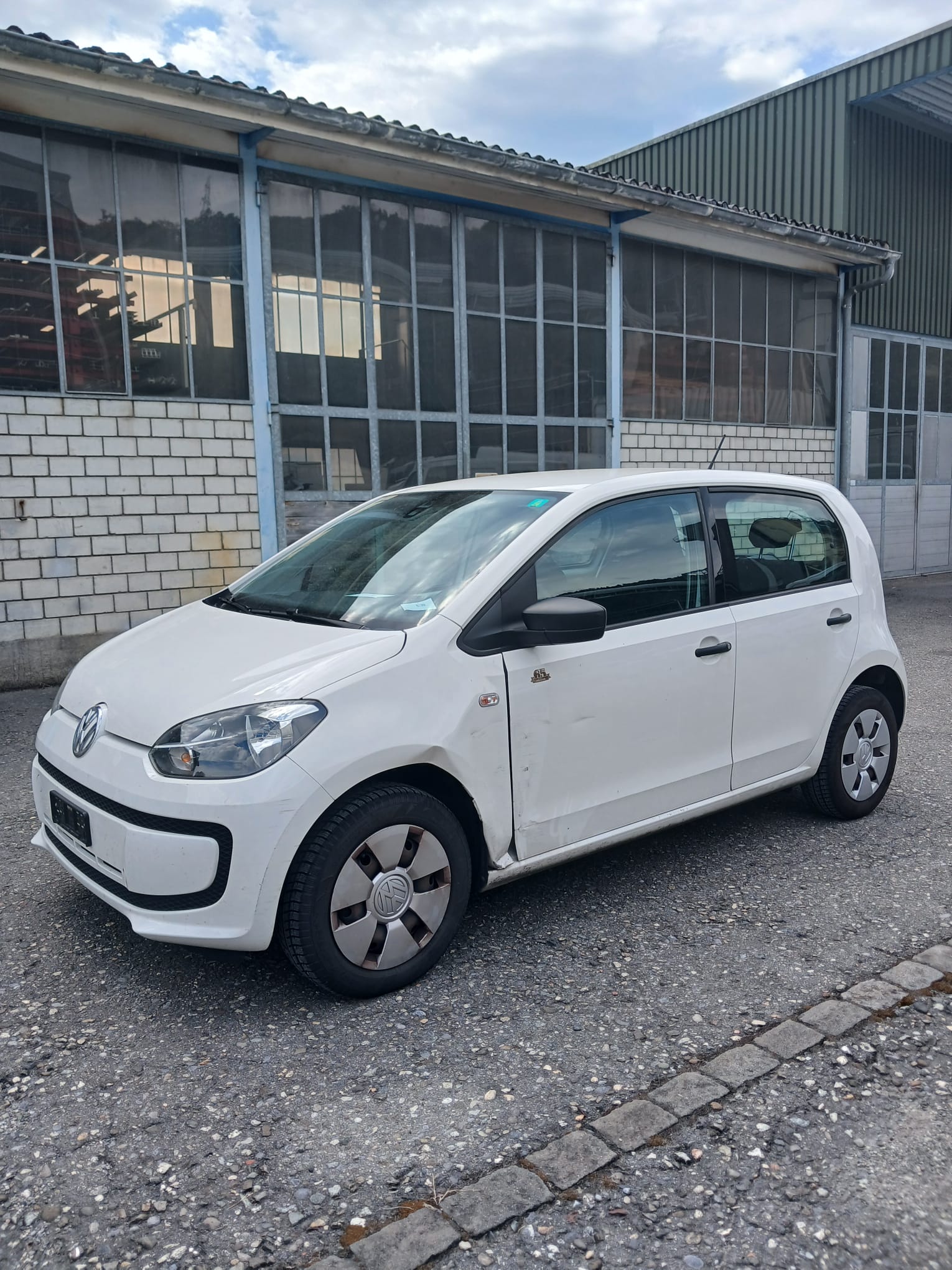 VW Up 1.0 black up Art on Ice-image-2