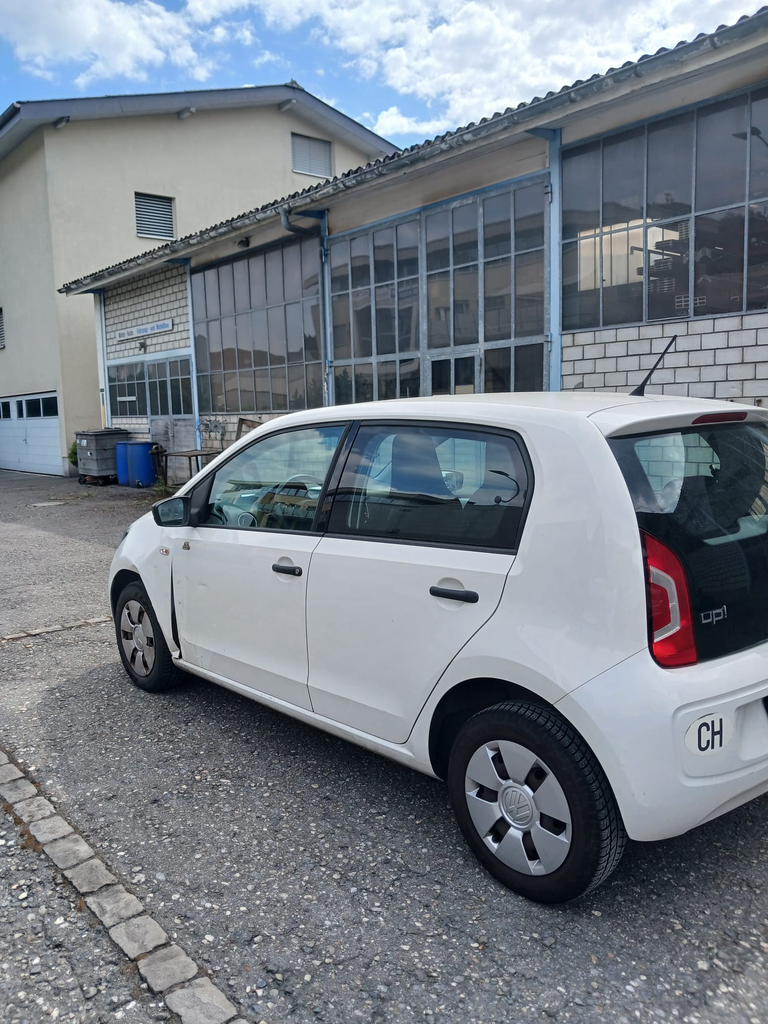 VW Up 1.0 black up Art on Ice-image-6