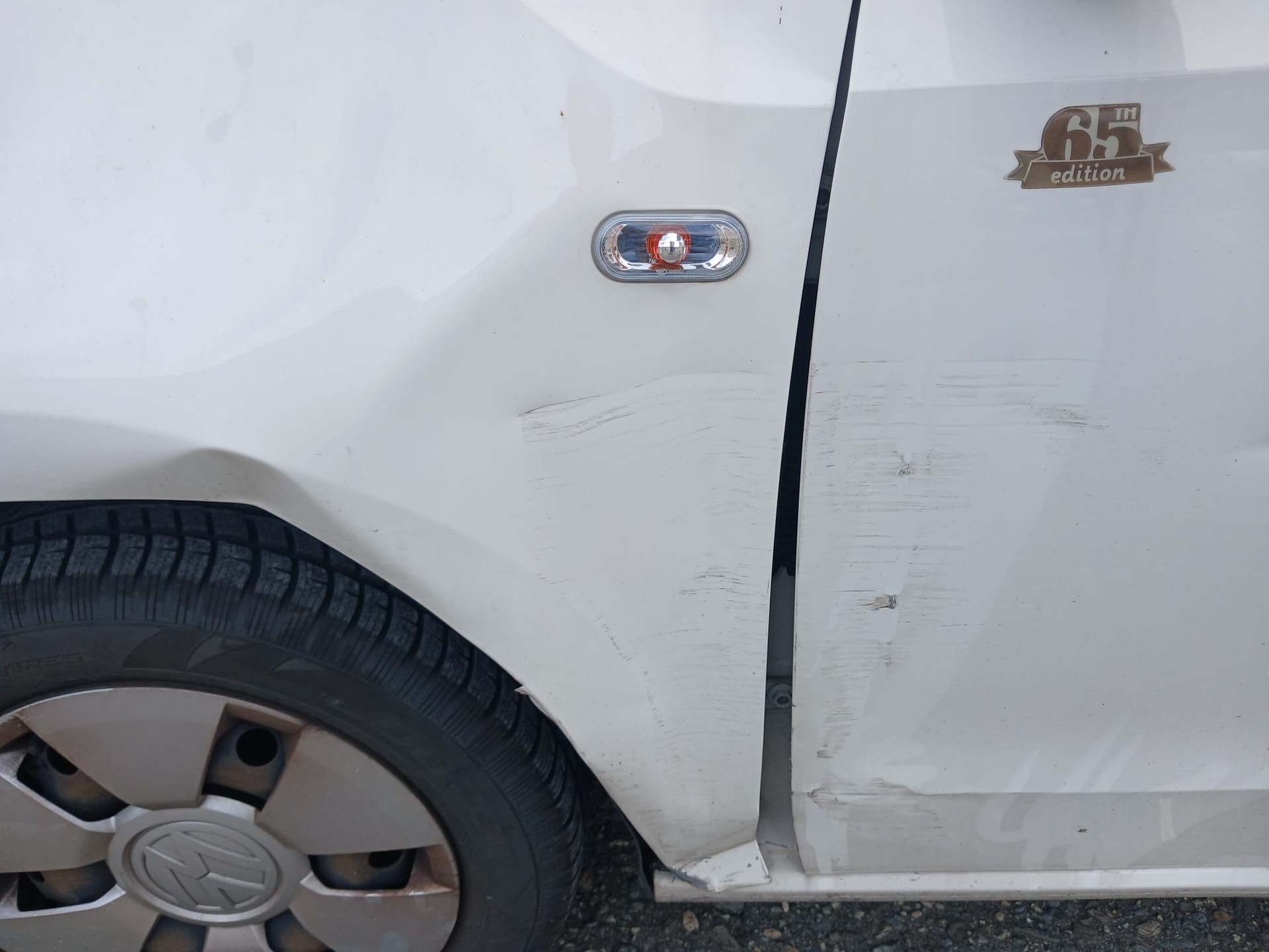 VW Up 1.0 black up Art on Ice-image-3