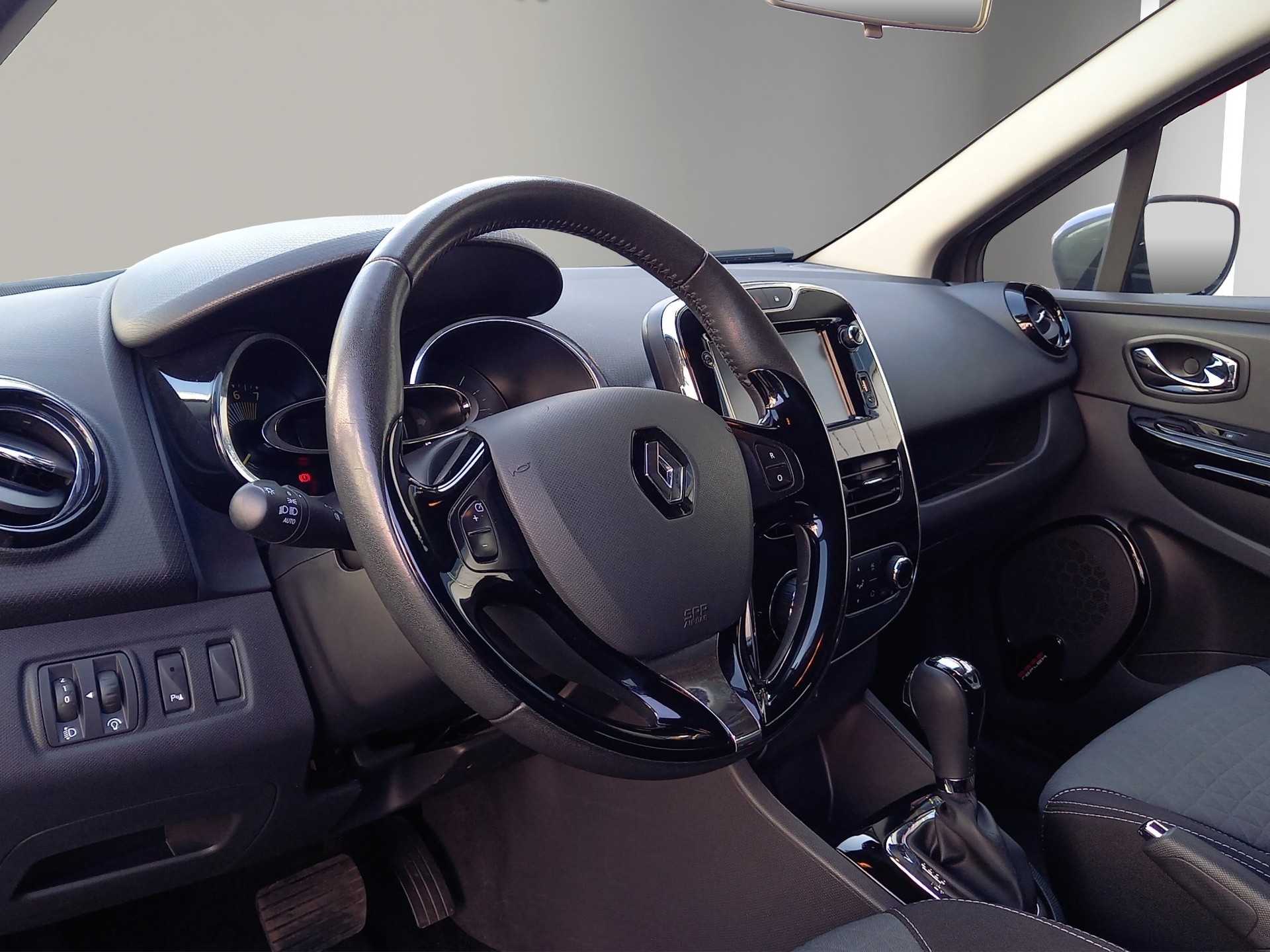 RENAULT Clio 1.2 TCe 120 Swiss Edition-image-7