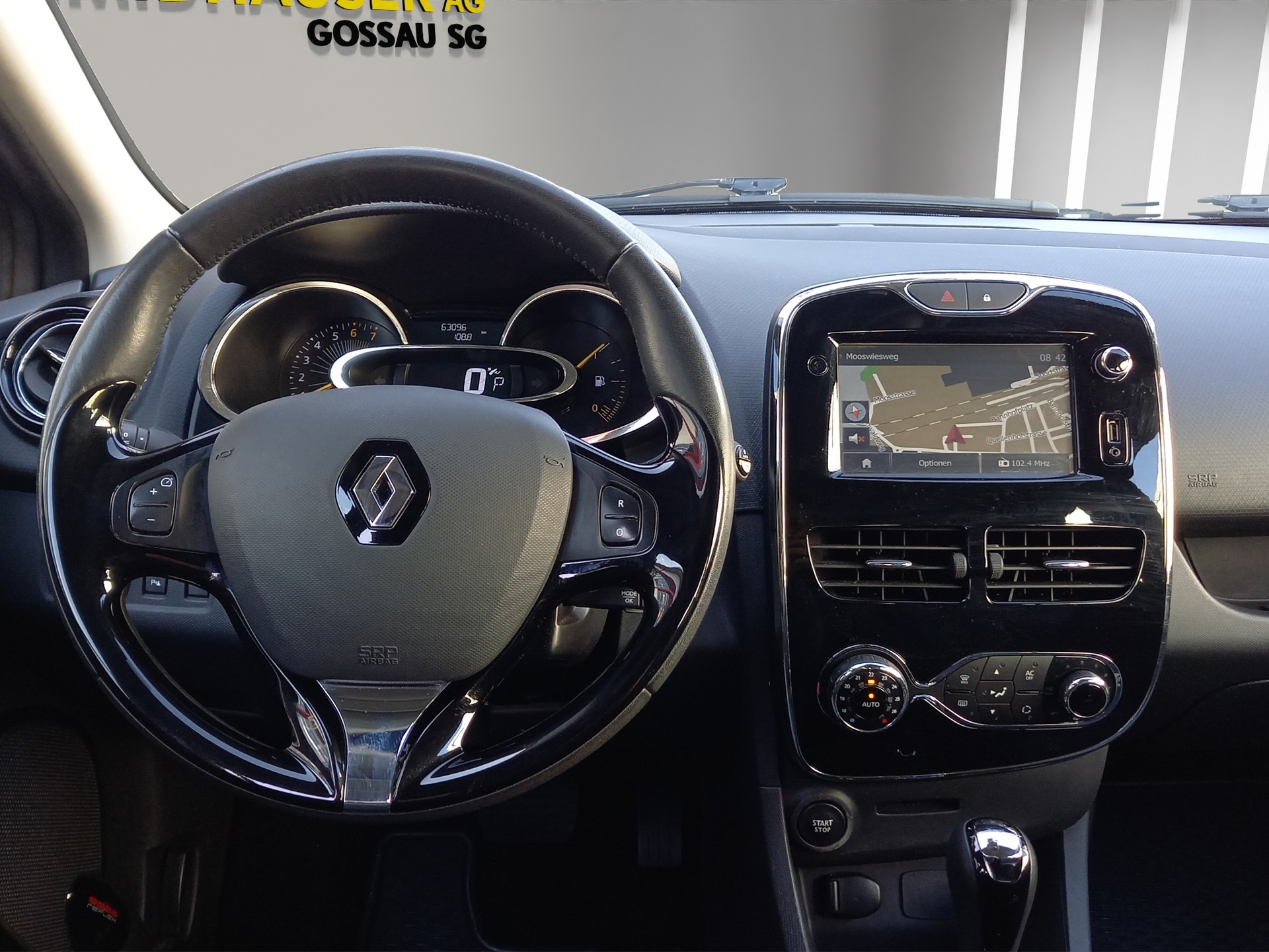 RENAULT Clio 1.2 TCe 120 Swiss Edition-image-8