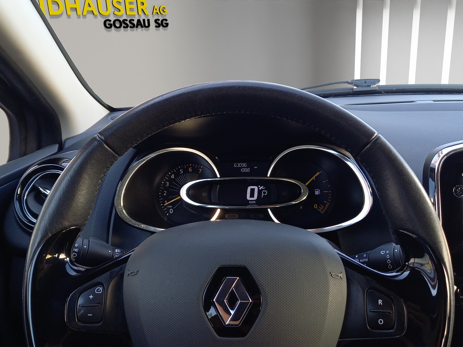 RENAULT Clio 1.2 TCe 120 Swiss Edition-image-9