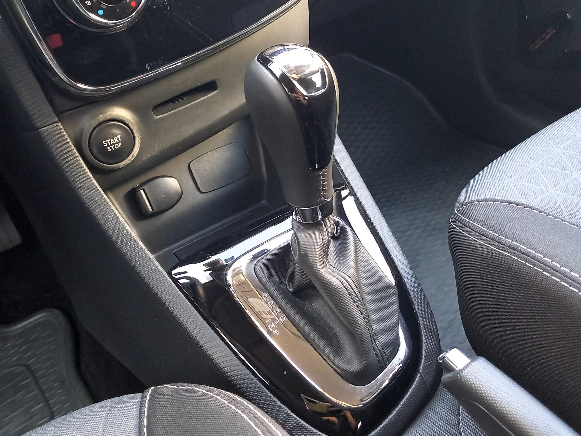 RENAULT Clio 1.2 TCe 120 Swiss Edition-image-11