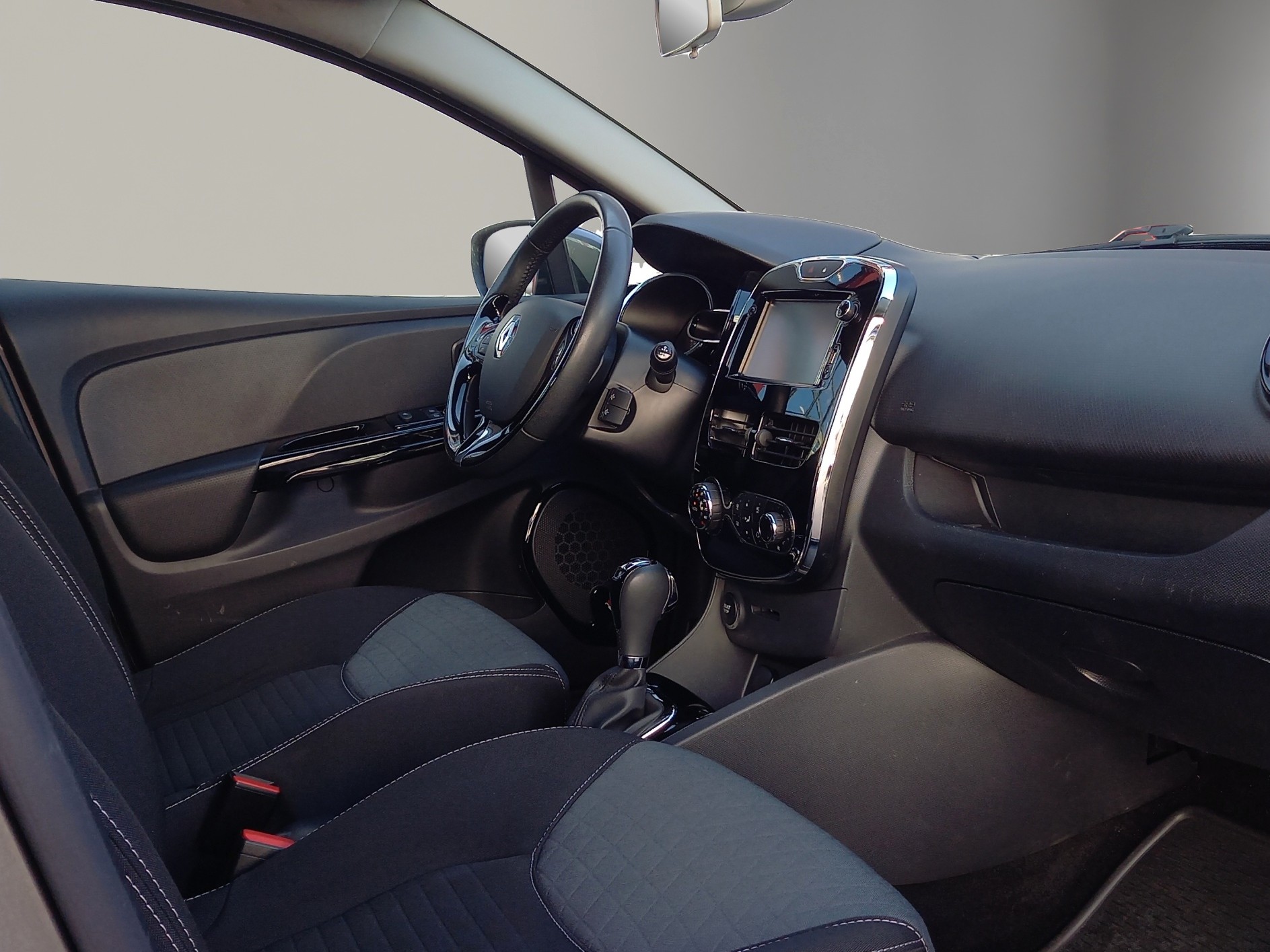 RENAULT Clio 1.2 TCe 120 Swiss Edition-image-12