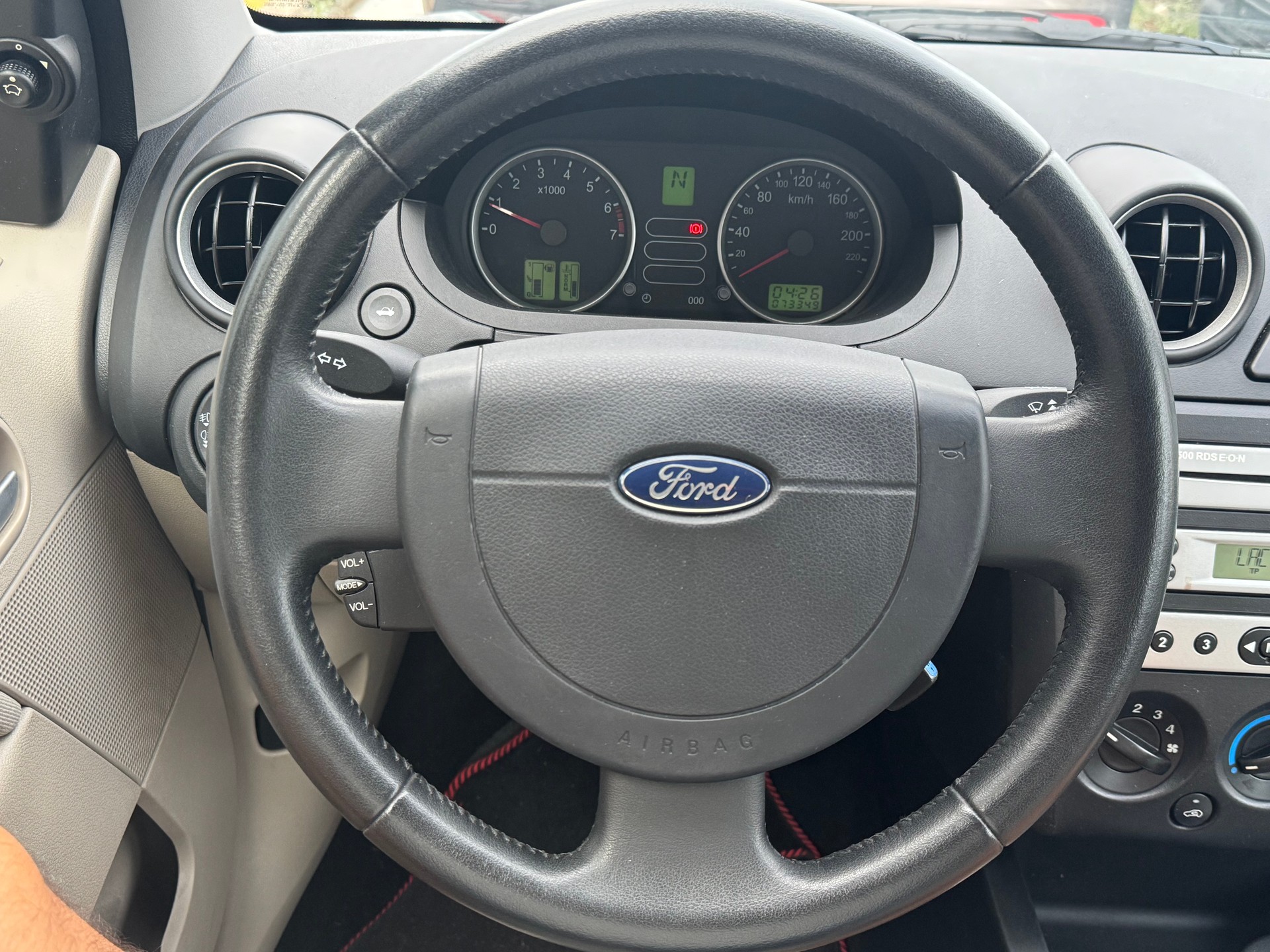 FORD Fiesta 1.4 16V Ghia-image-12
